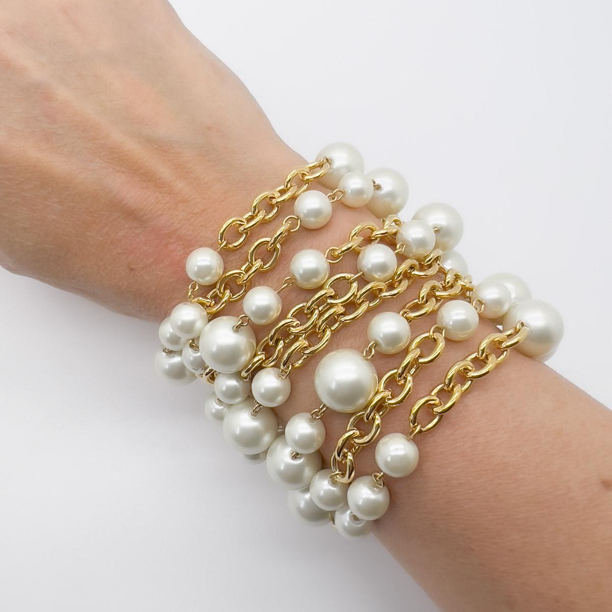Eine atemberaubende Vintage Kenneth Jay Lane's Perlenmanschette. Reihenweise elegante Perlen, die mit einem besonderen Verschluss versehen sind. Dieses Stück ist voller Dramatik und wirkt elegant und zeitlos.

Ein seltener Schatz. KJL Kenneth Jay