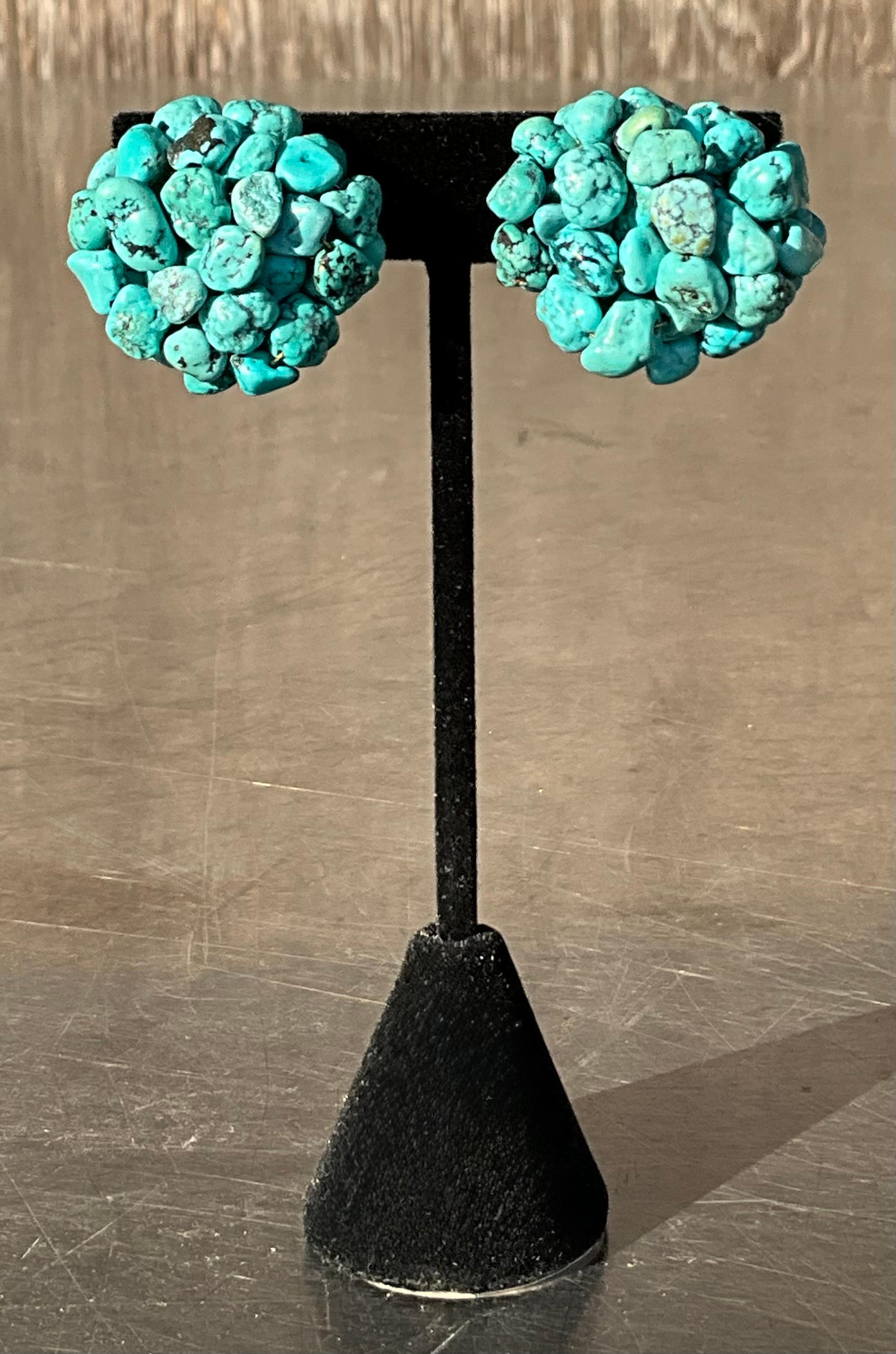 Vintage Kenneth Jay Lane's Türkis-Ohrringe sind ein atemberaubendes Beispiel für Designer-Schmuck, der für seinen kühnen, glamourösen und manchmal verspielten Stil bekannt ist. 

Kenneth Jay Lane (oft als KJL's abgekürzt) war ein renommierter