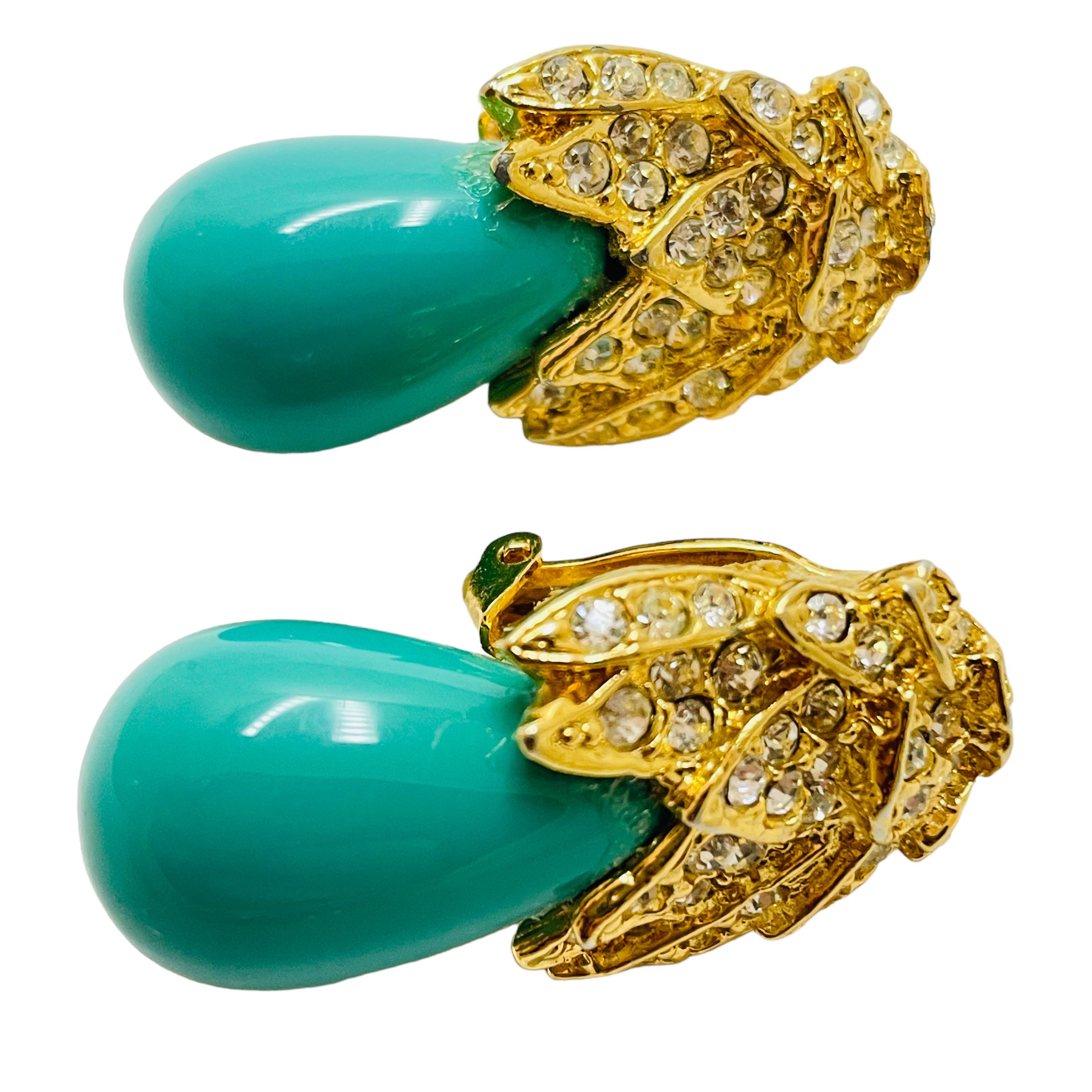 DETAILS

• signed KENNETH LANE 

• gold tone with faux turquoise and rhinestones 

• vintage designer runway earrings  

MEASUREMENTS  

• 

CONDITION

•  very good vintage condition with minimal signs of wear 

 Sku 36

❤️❤️  VINTAGE DESIGNER