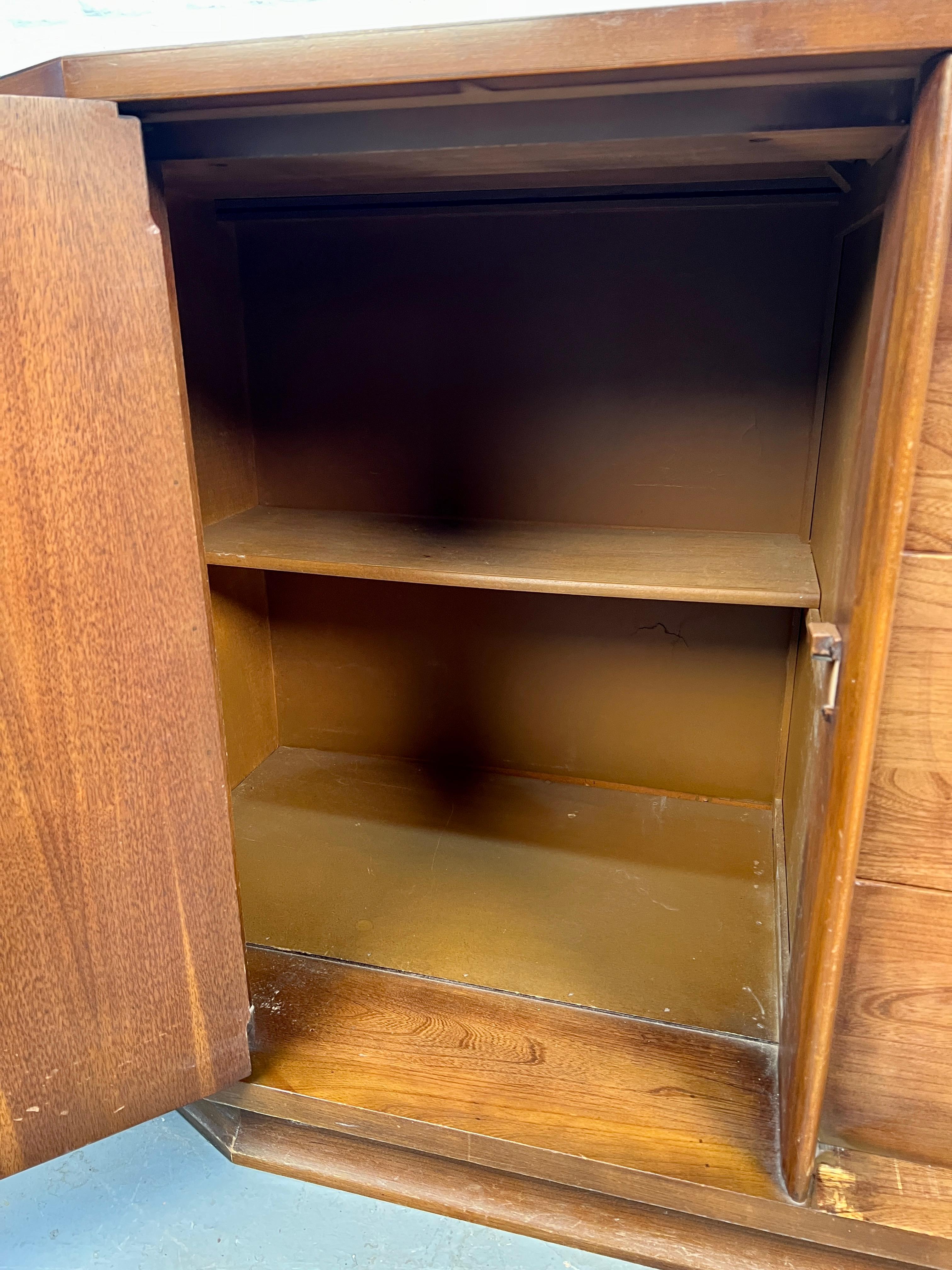 Buffet in legno di noce Kent Coffey 