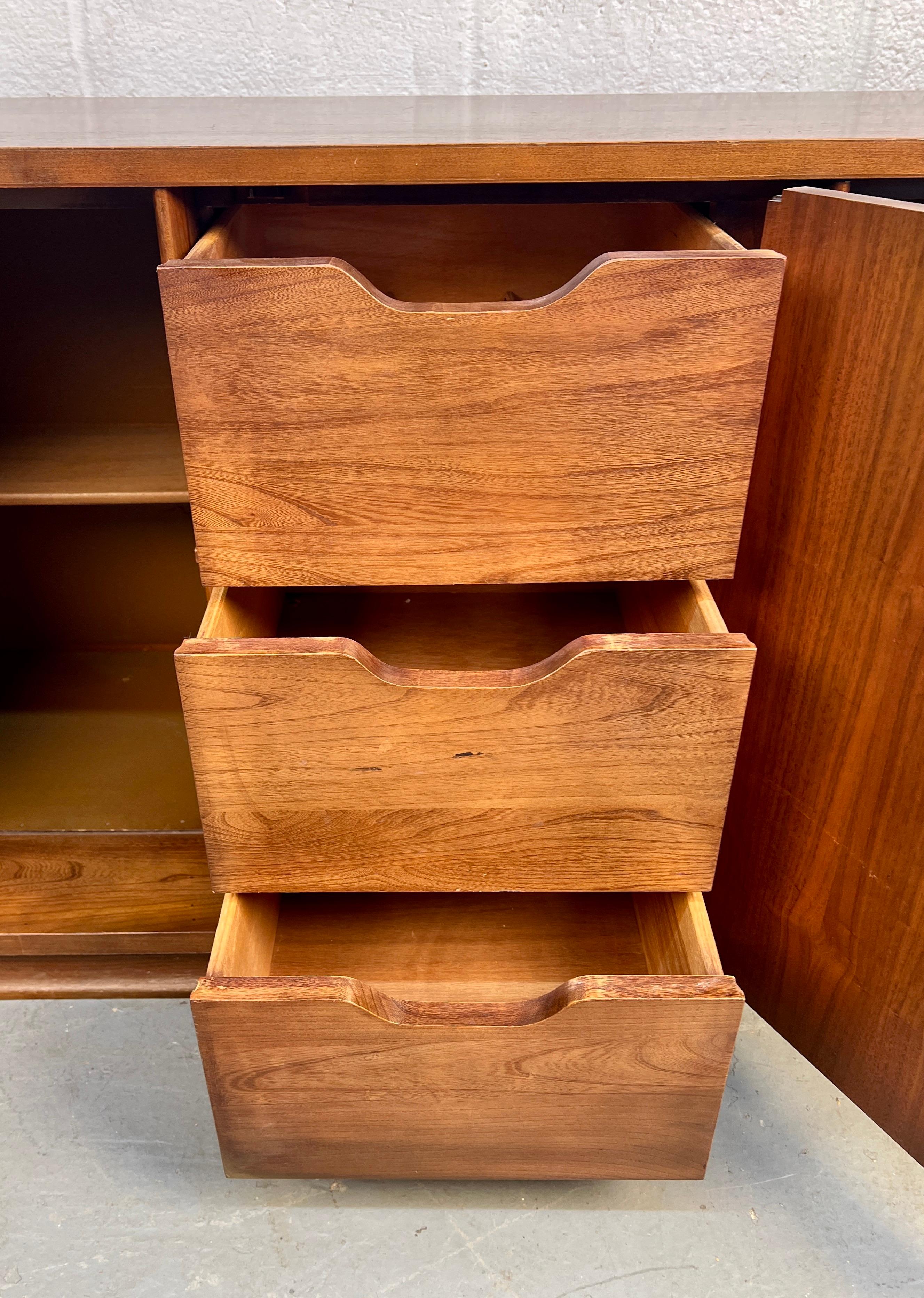 Buffet in legno di noce Kent Coffey 