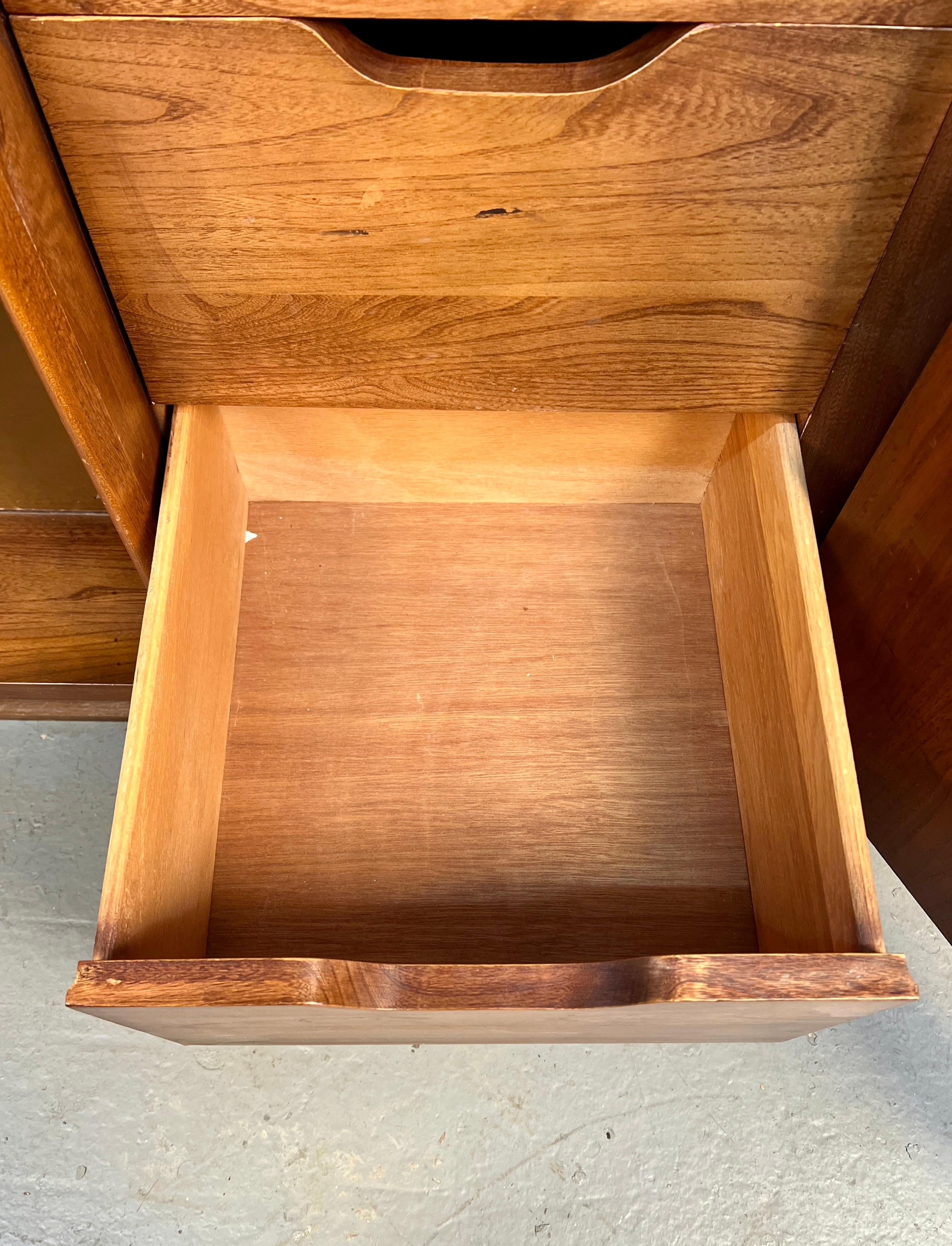 Buffet in legno di noce Kent Coffey 