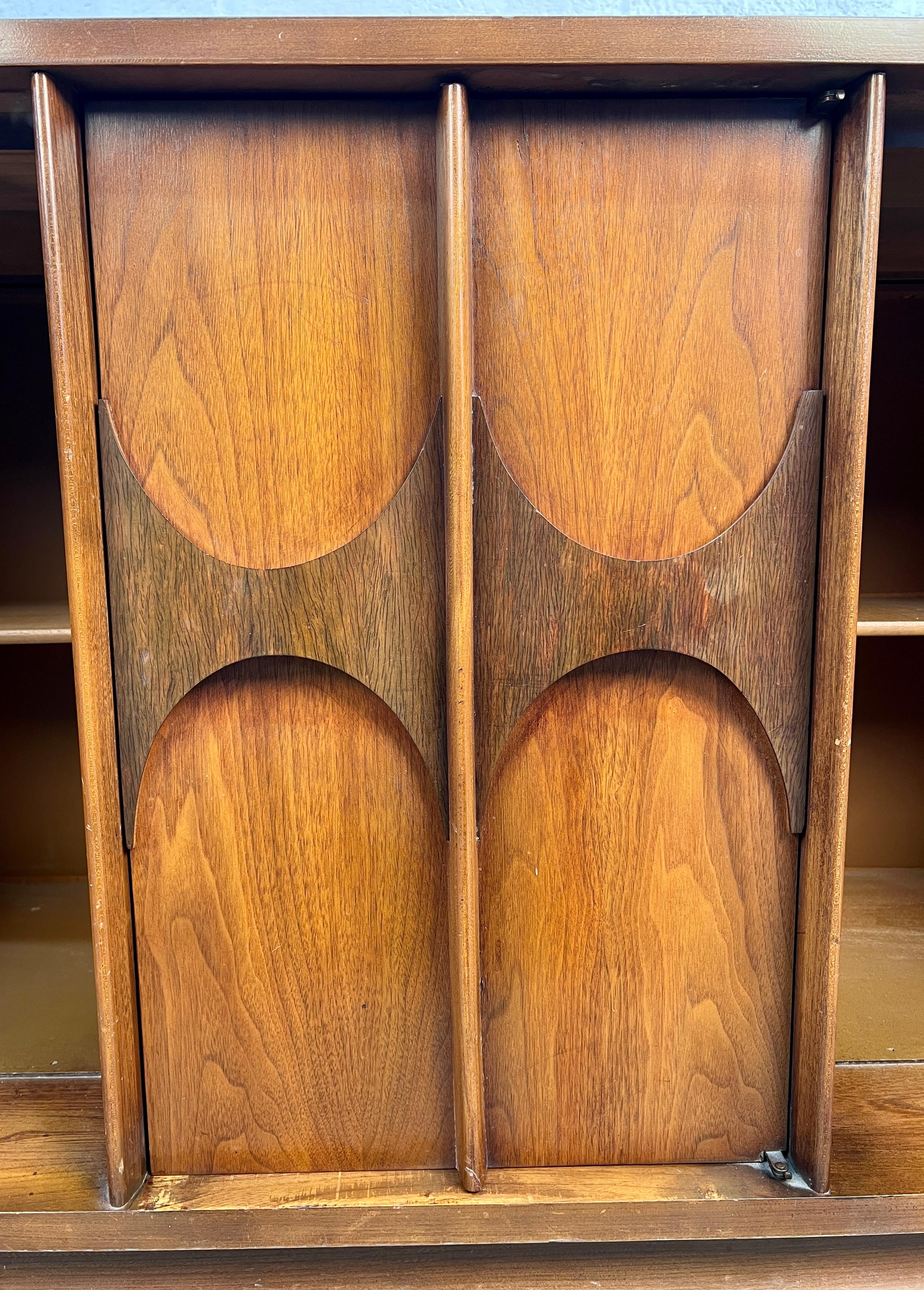 Buffet in legno di noce Kent Coffey 