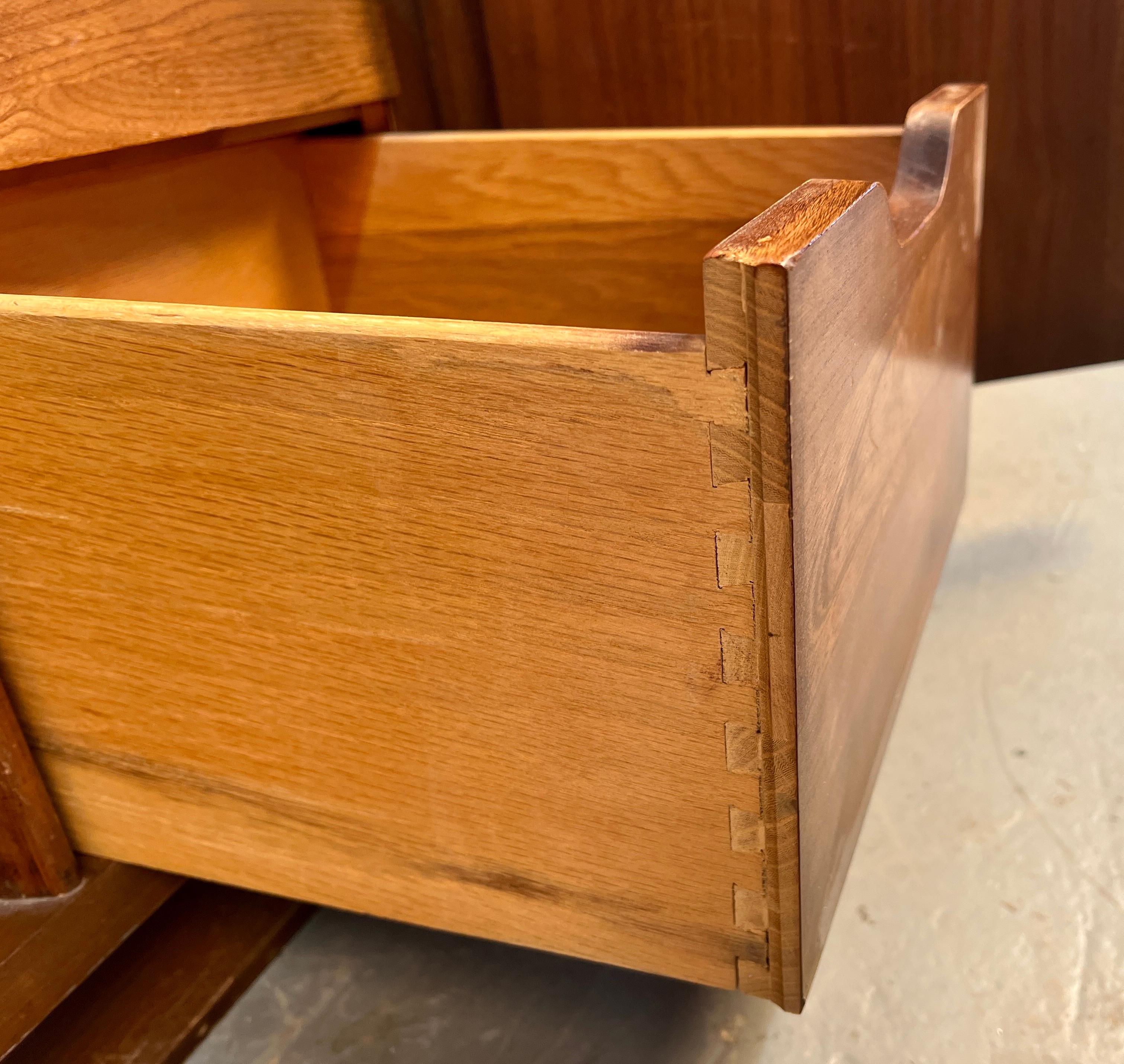 Buffet in legno di noce Kent Coffey 