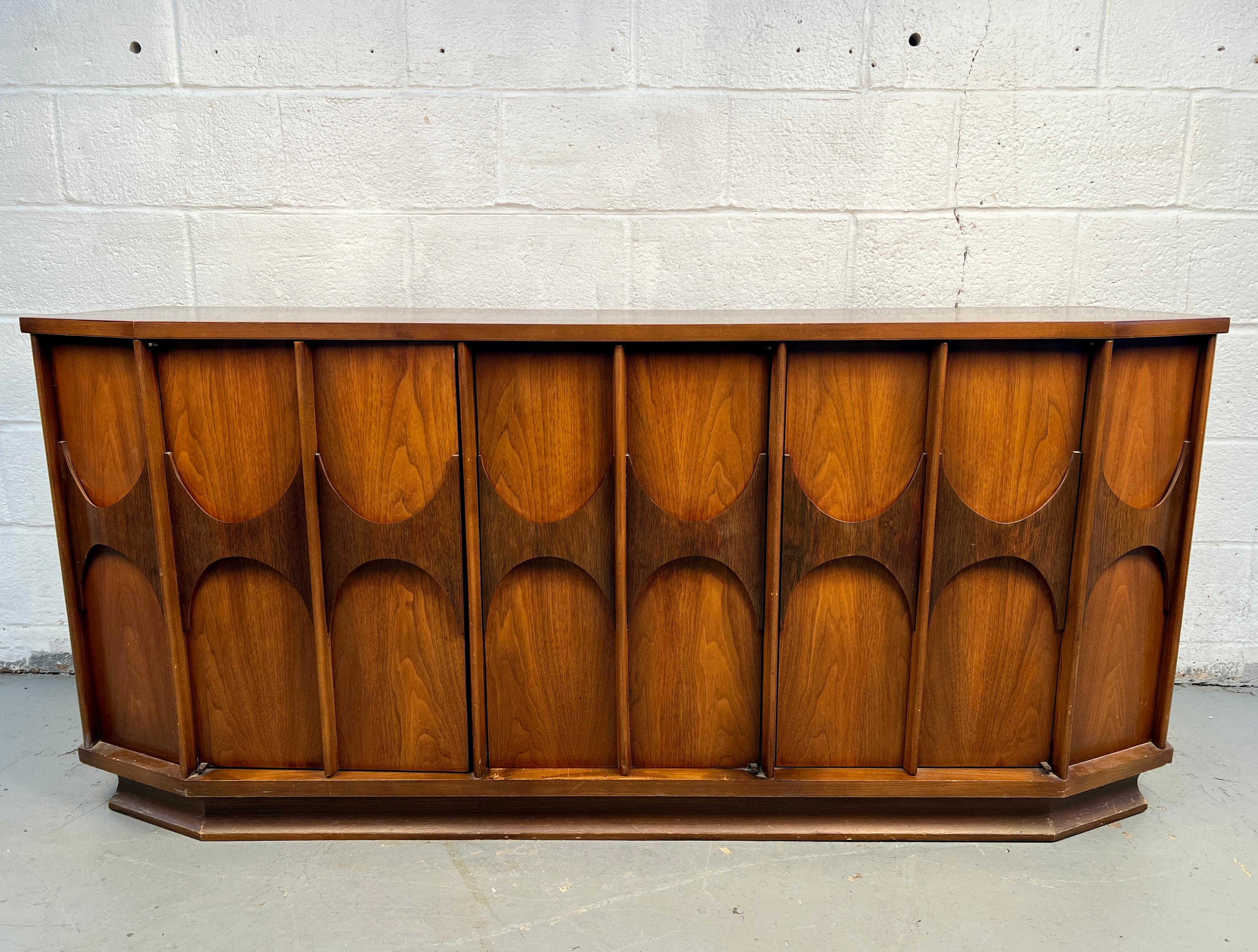 Bellissimo buffet in noce della linea 