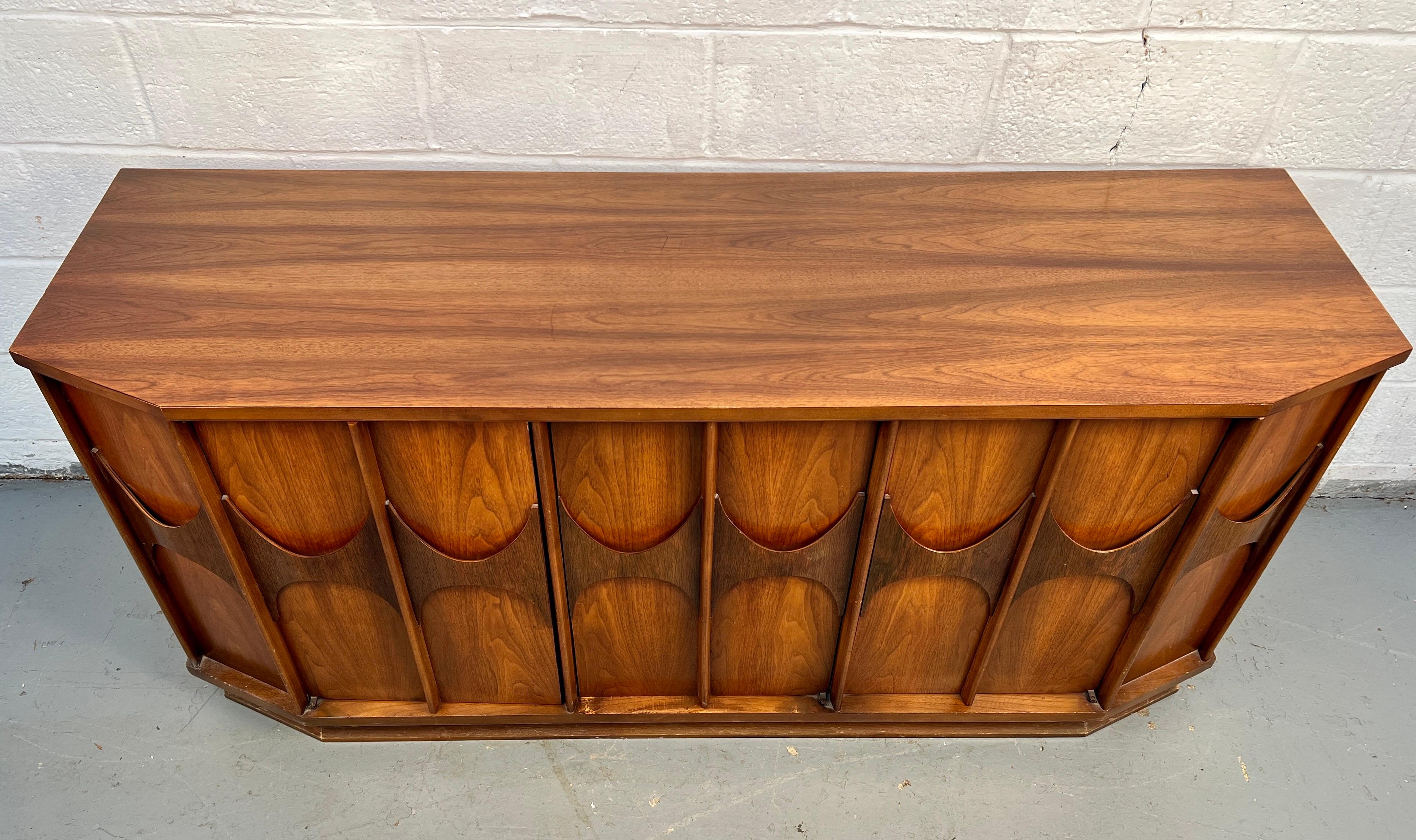 Mid-Century moderno Buffet in legno di noce Kent Coffey 