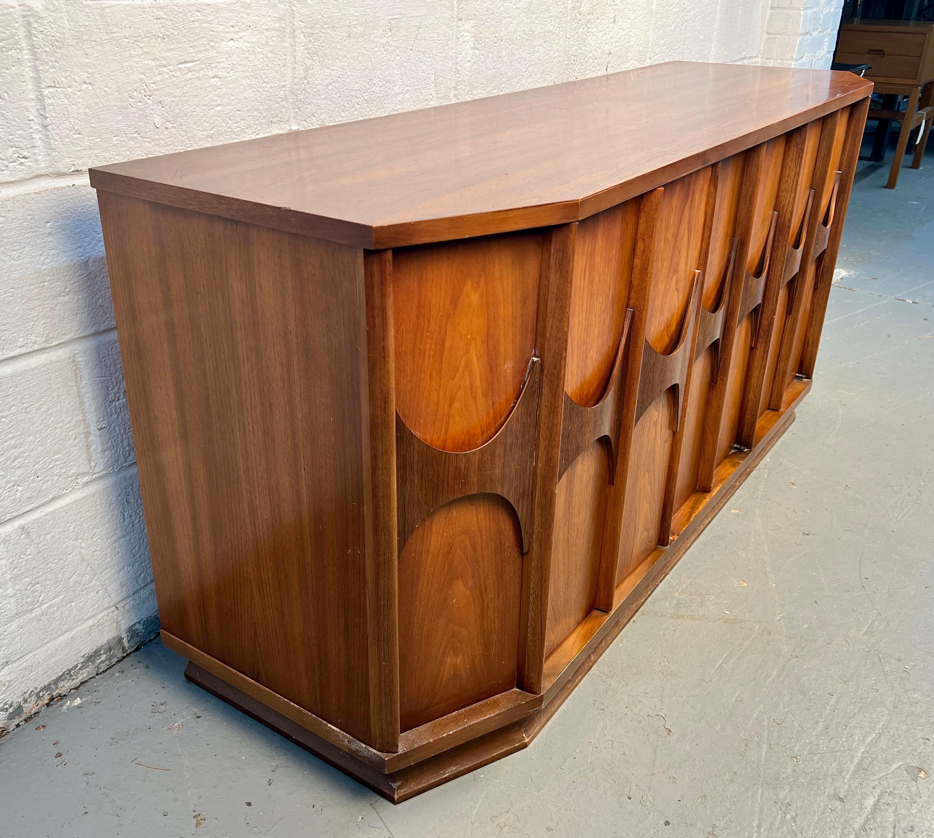 Buffet in legno di noce Kent Coffey 