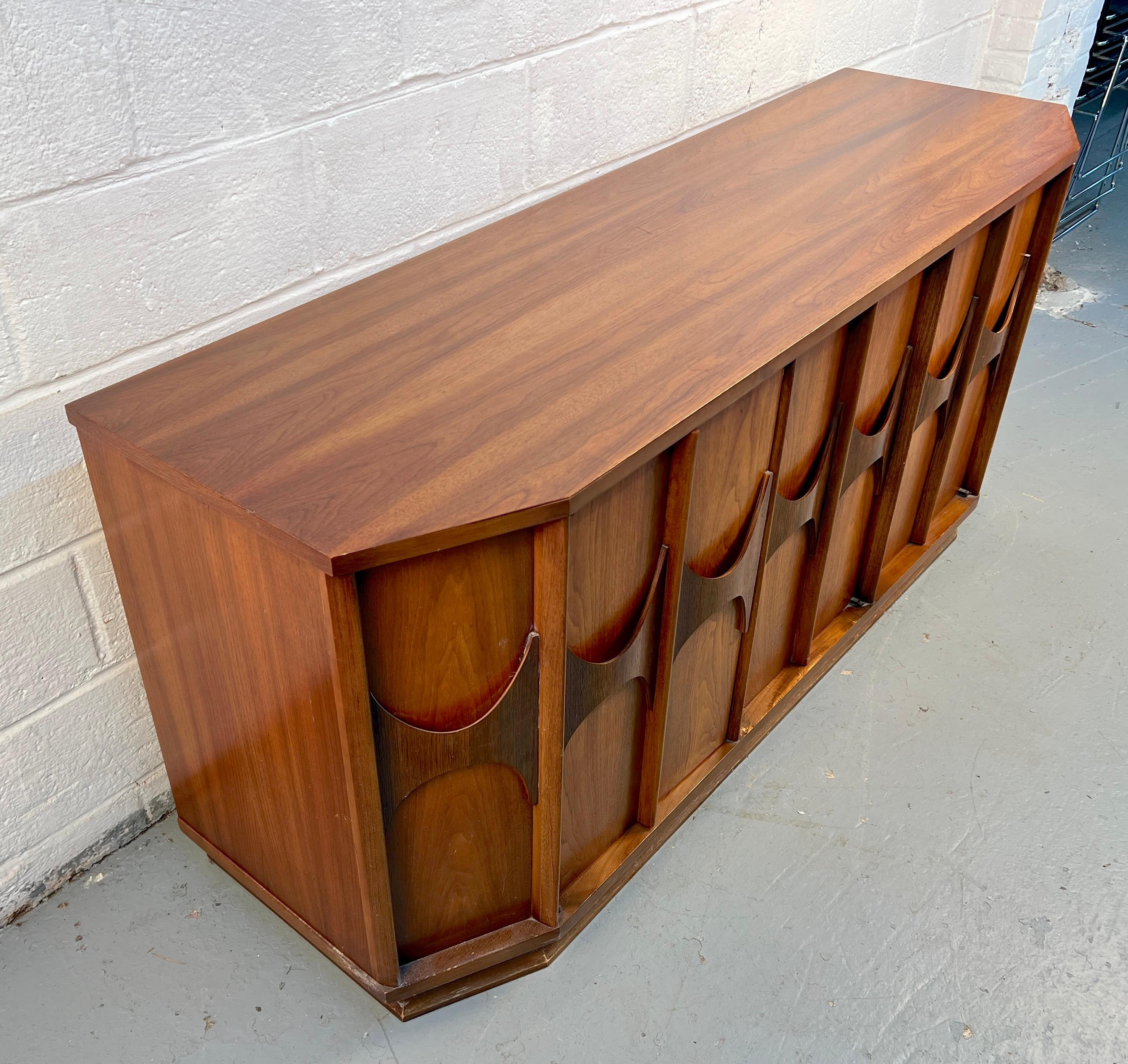 XX secolo Buffet in legno di noce Kent Coffey 