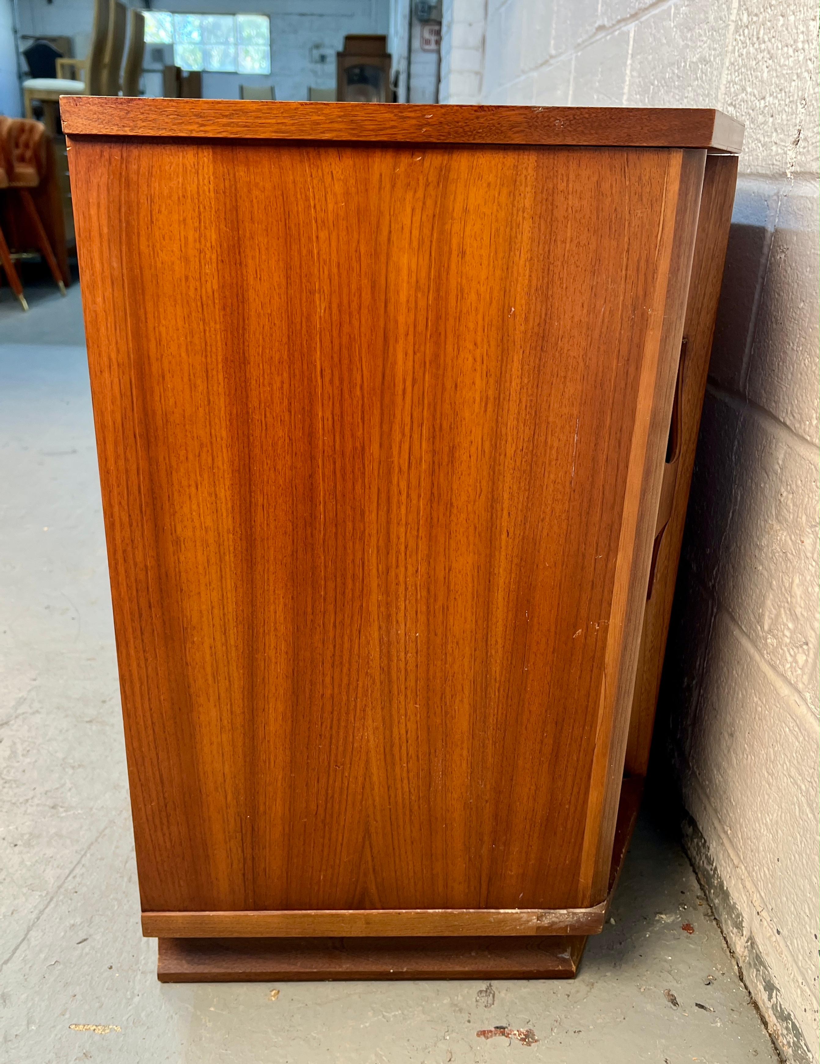 Noce Buffet in legno di noce Kent Coffey 