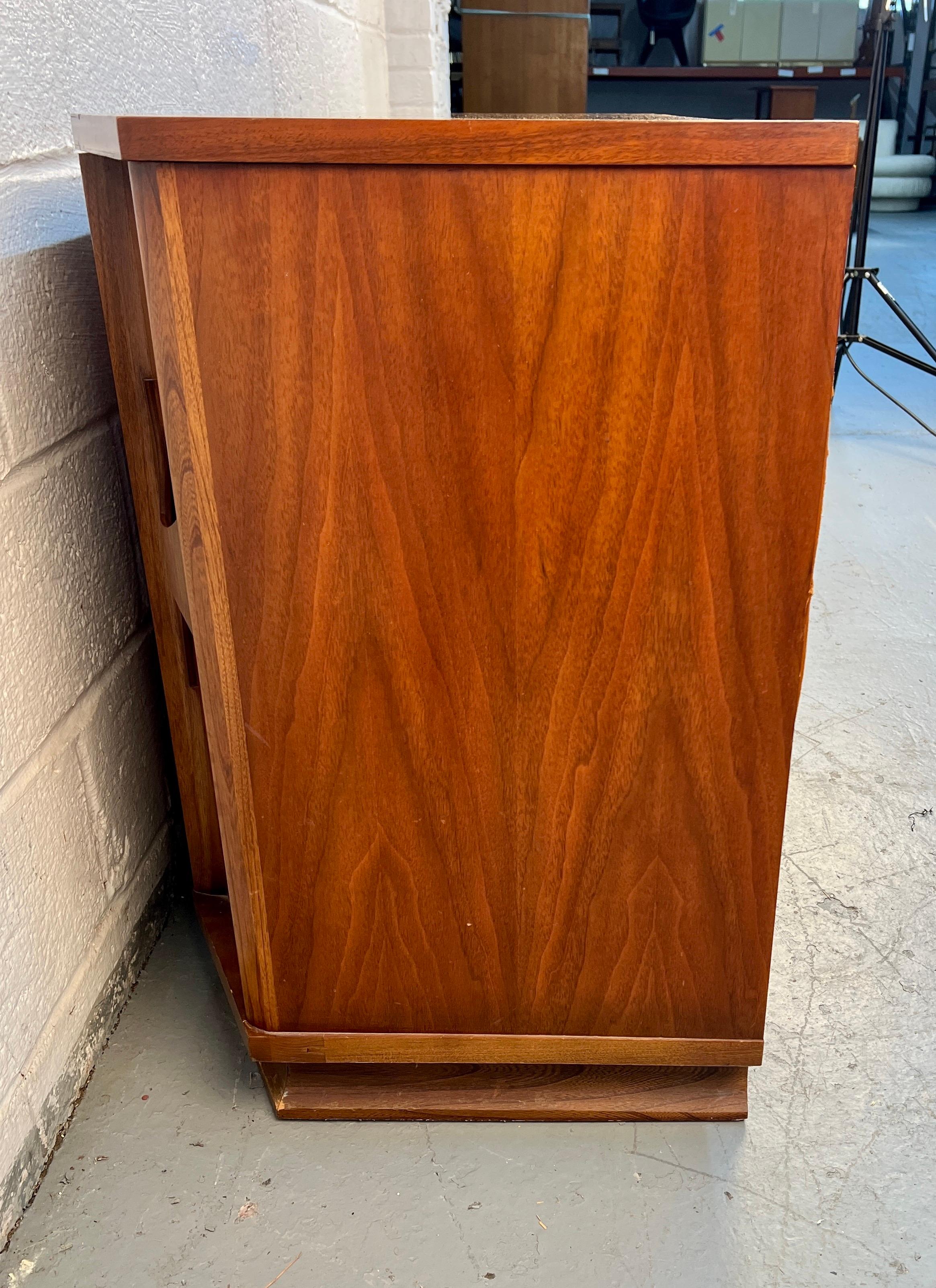 Buffet in legno di noce Kent Coffey 