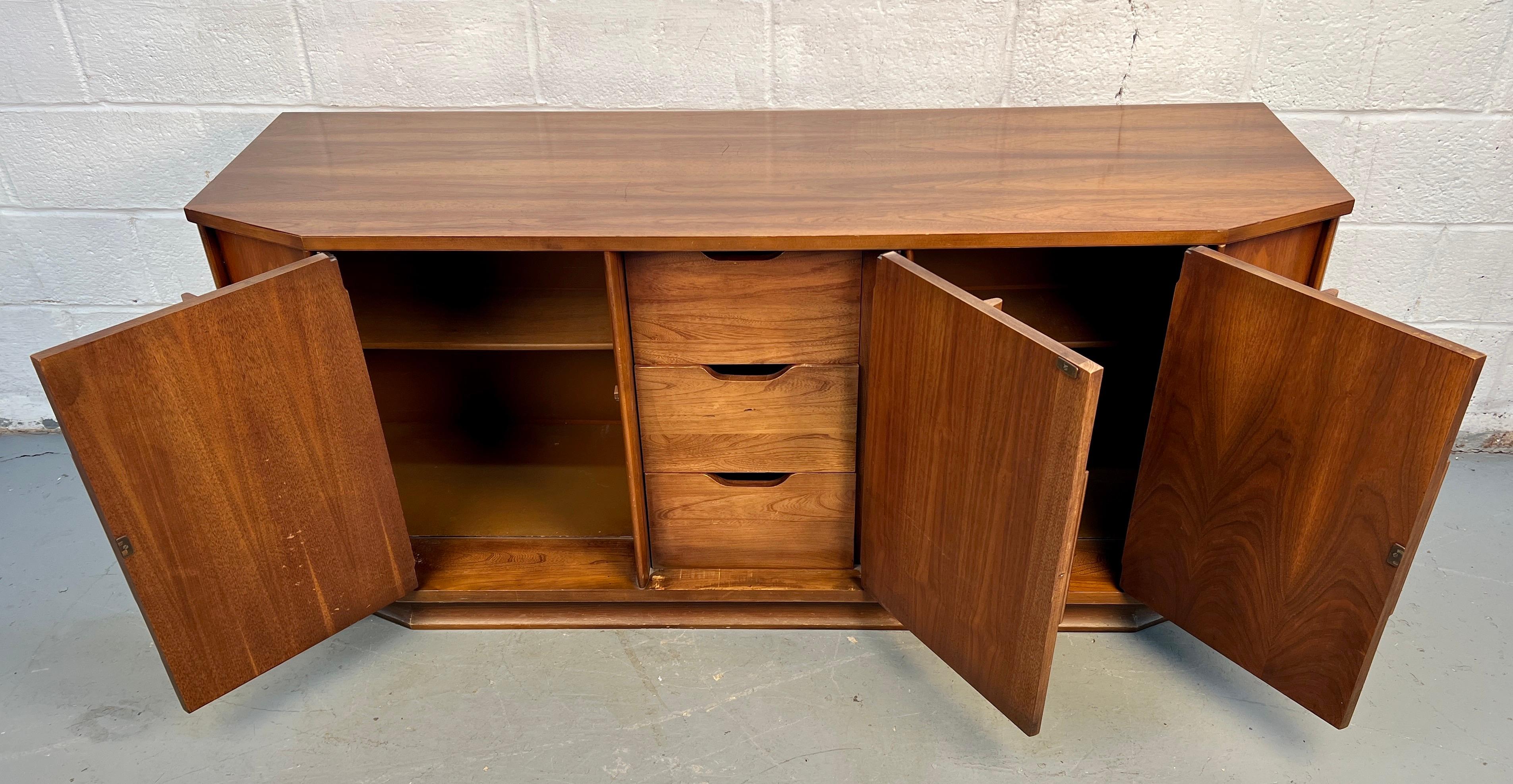 Buffet in legno di noce Kent Coffey 