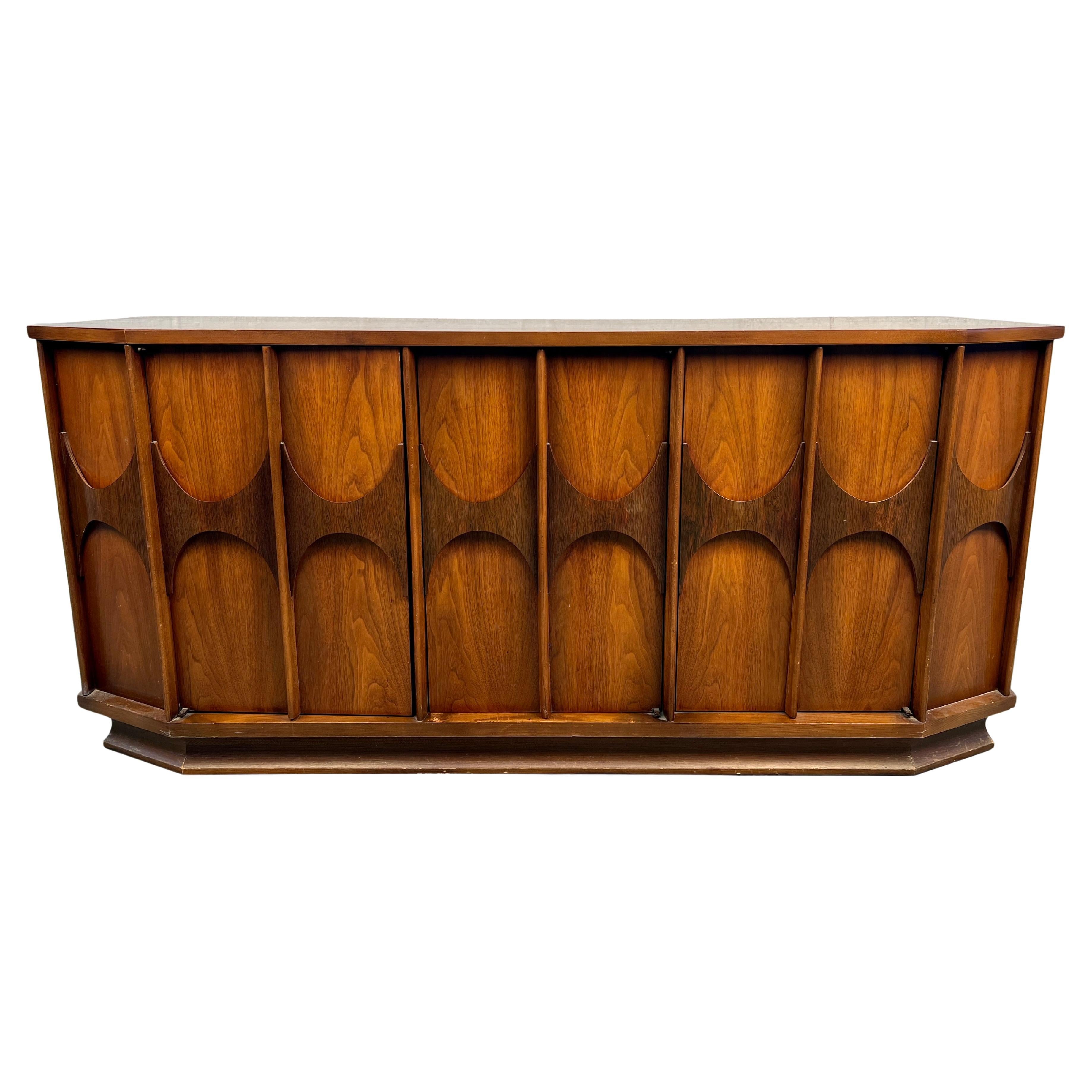 Buffet in legno di noce Kent Coffey "Perspecta" d'epoca in vendita