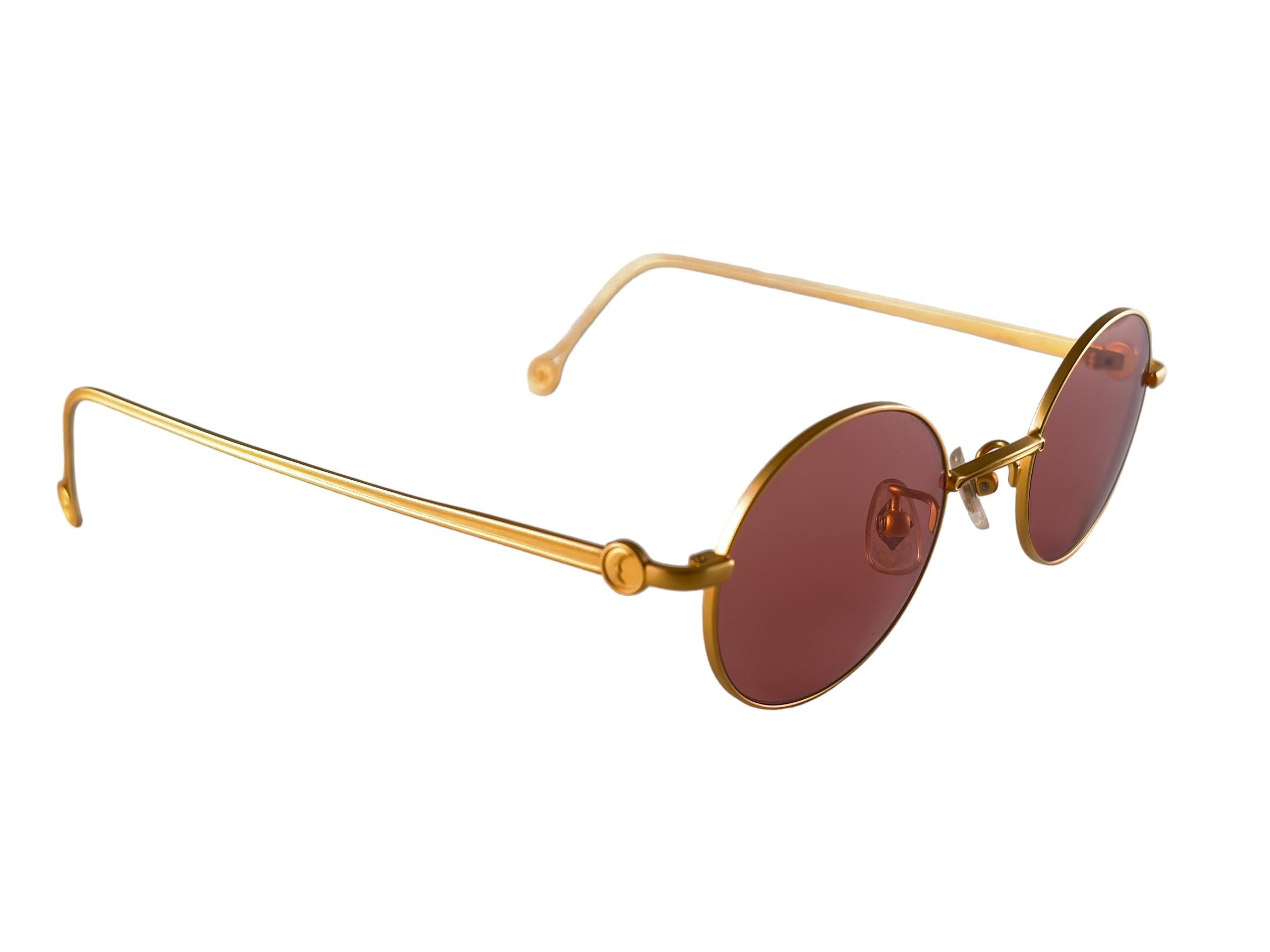 
Schöne Matte Gold Pair of Small Kenzo Runde Sonnenbrille mit Rose Gläser.
Dieses Paar zeigt geringe Abnutzungserscheinungen aufgrund der Lagerung.

Hergestellt in Japan.

Vorderseite : 12.5  Cms
Linse Höhe : 4 cm