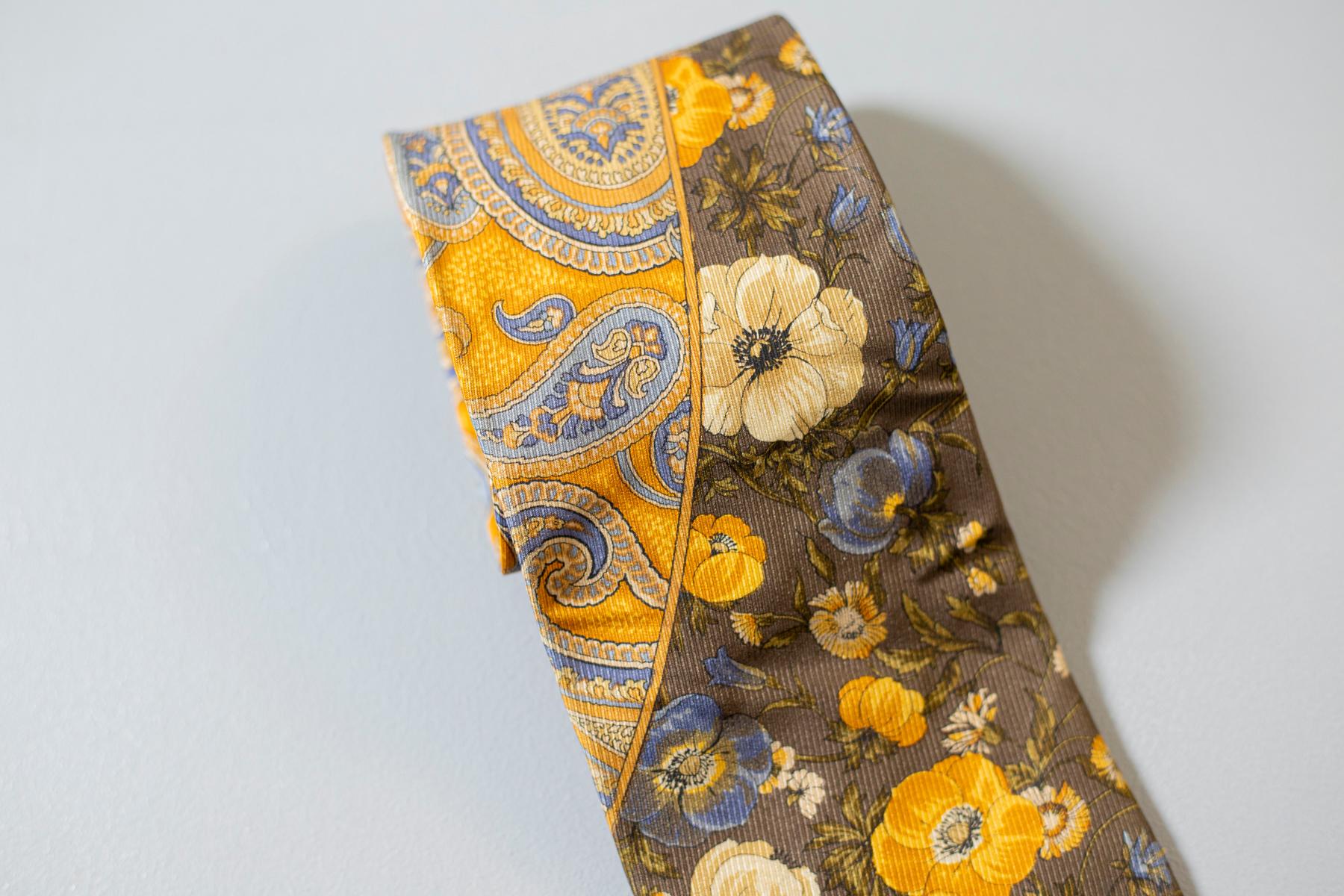 Jaune Kenzo - Cravate jaune entièrement en soie avec fleurs, vintage en vente