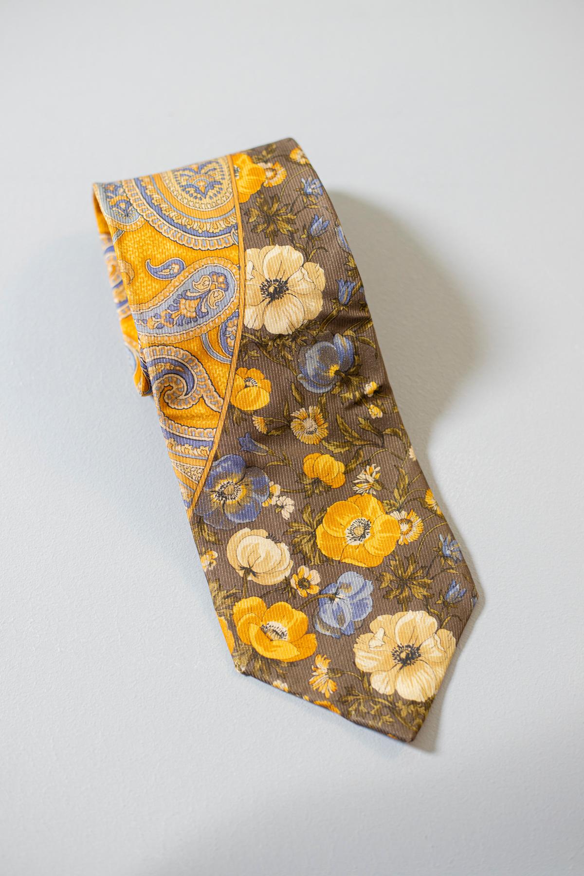 Kenzo - Cravate jaune entièrement en soie avec fleurs, vintage Bon état - En vente à Milano, IT