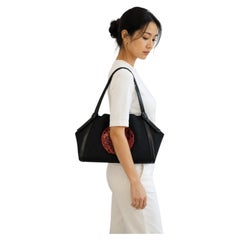 Bolso de hombro vintage de Kenzo, de nailon negro con el kamon de un pez koi de resina roja, de los años 90