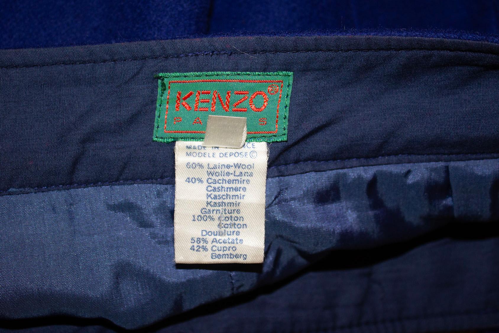  A headturning pair of vintage blue knickerbockers from Kenzo. They are in a vibrant blue colour and pleated with blue velvet detail. The are unlined and have an elasticated waist and cuff. 
Measurements: Waist up to 27'' , length 20''