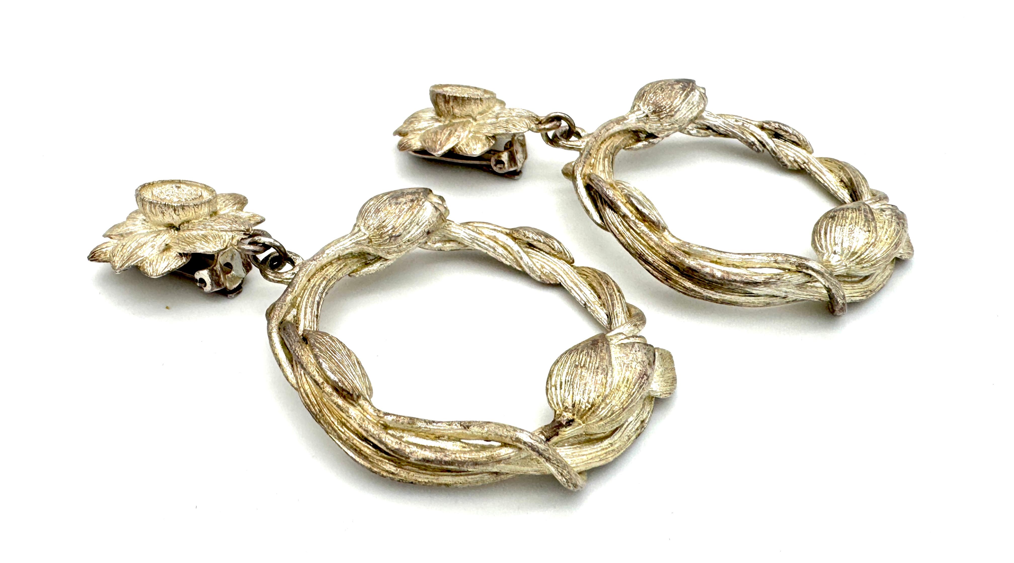 Pendientes de clip Kenzo vintage metalizados  Totalmente firmado en Bueno estado para la venta en Munich, Bavaria