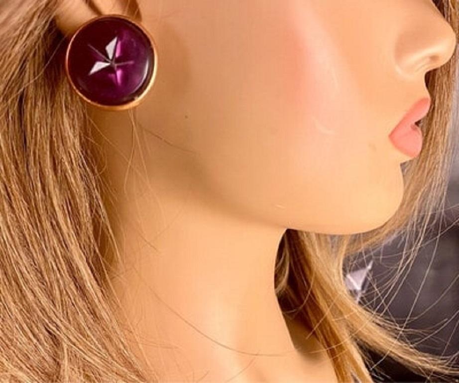 Very cute earrings from KENZO, 3 cm in diameter, golden clip clasp, pinkish mauve resin. Metal gilded with fine 24 carat gold.

I am a partner with French experts group , recognized by the PayPal buyer’s protection and by the Ministry of Research in