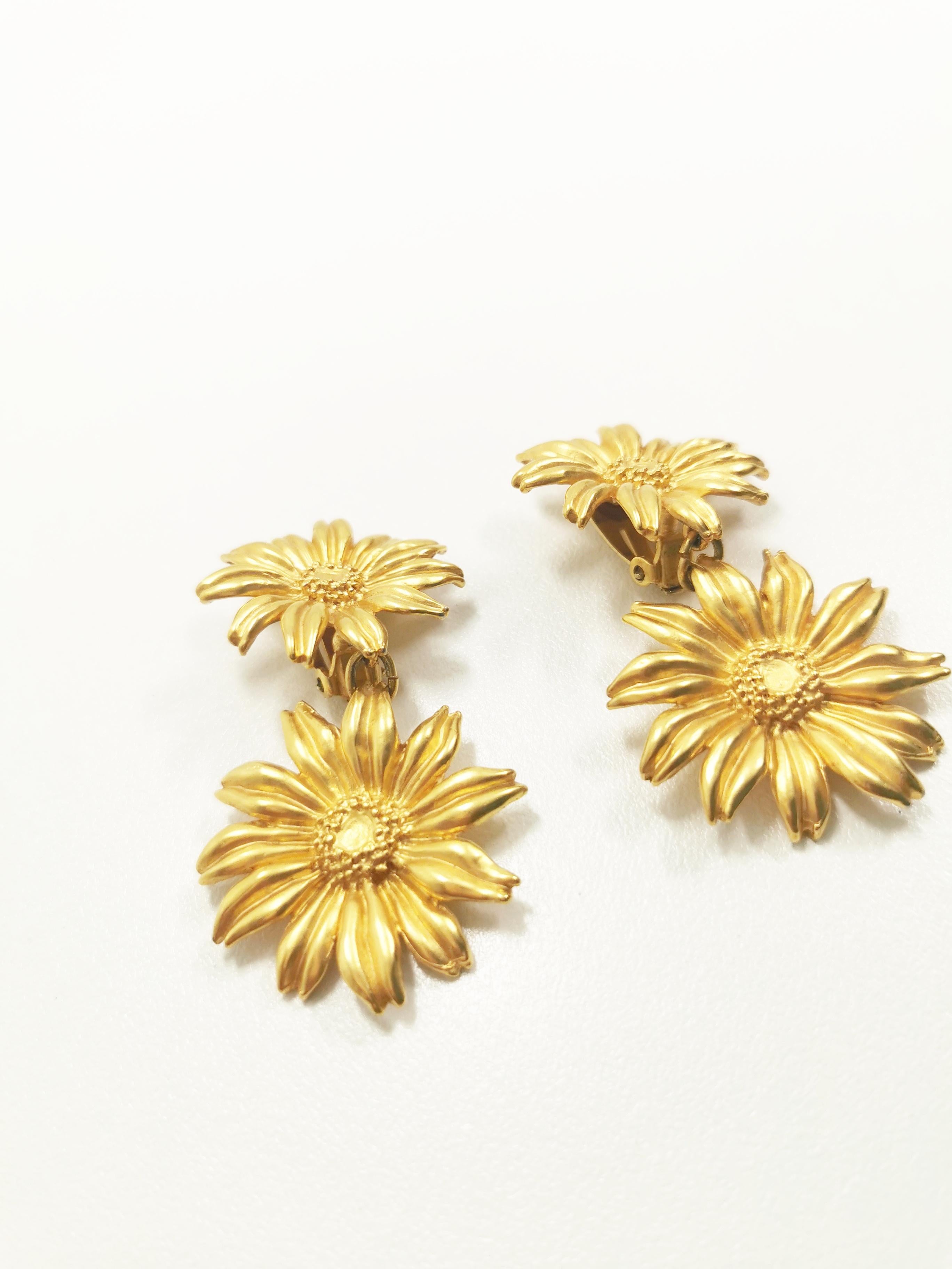 Vintage KENZO Gerbera-Blumen-Ohrclips mit vergoldeten Ohrringen, Vintage (Neoetruskisch) im Angebot