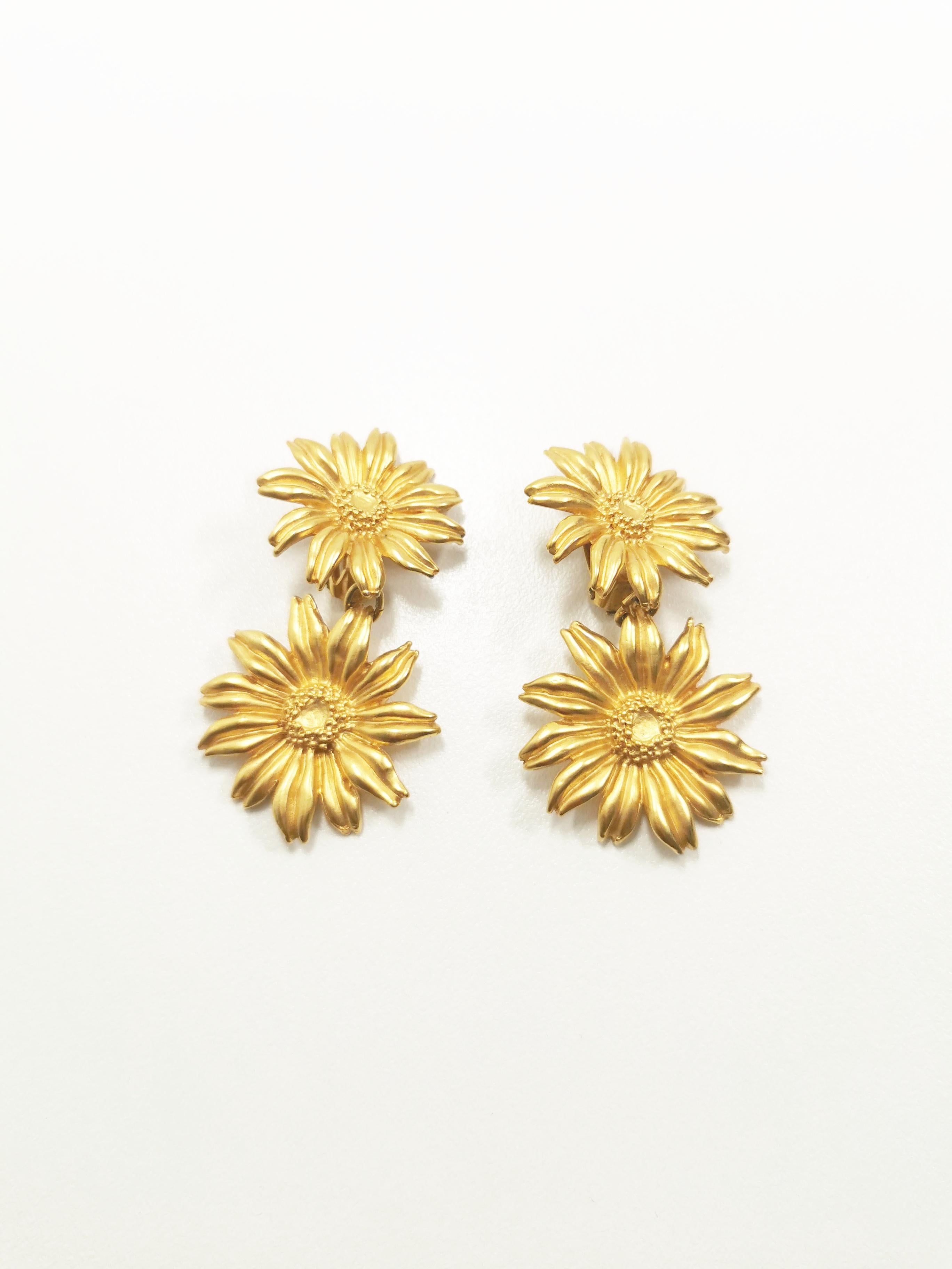 Etruscan Revival Vintage KENZO Gerbera Flower Dangle Clip-On Gilded Earrings For Sale