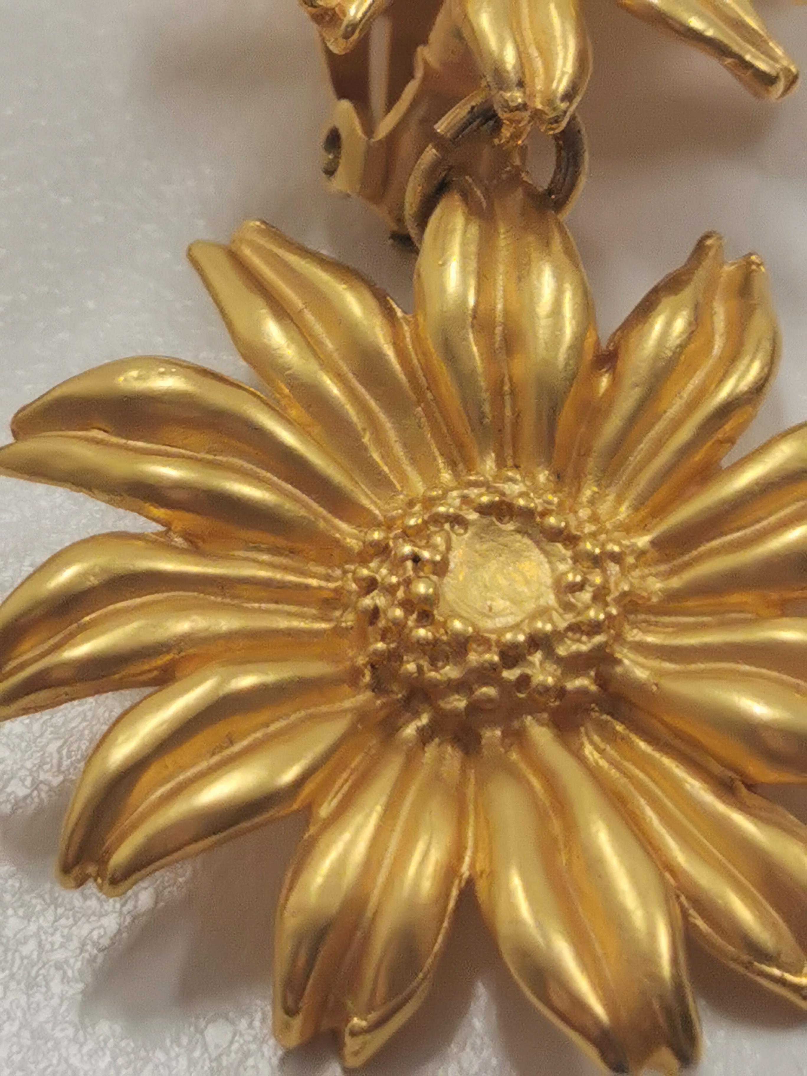 Vintage KENZO Gerbera Flower Dangle Clip-On Gilded Earrings In Good Condition For Sale In PUTNEY, NSW