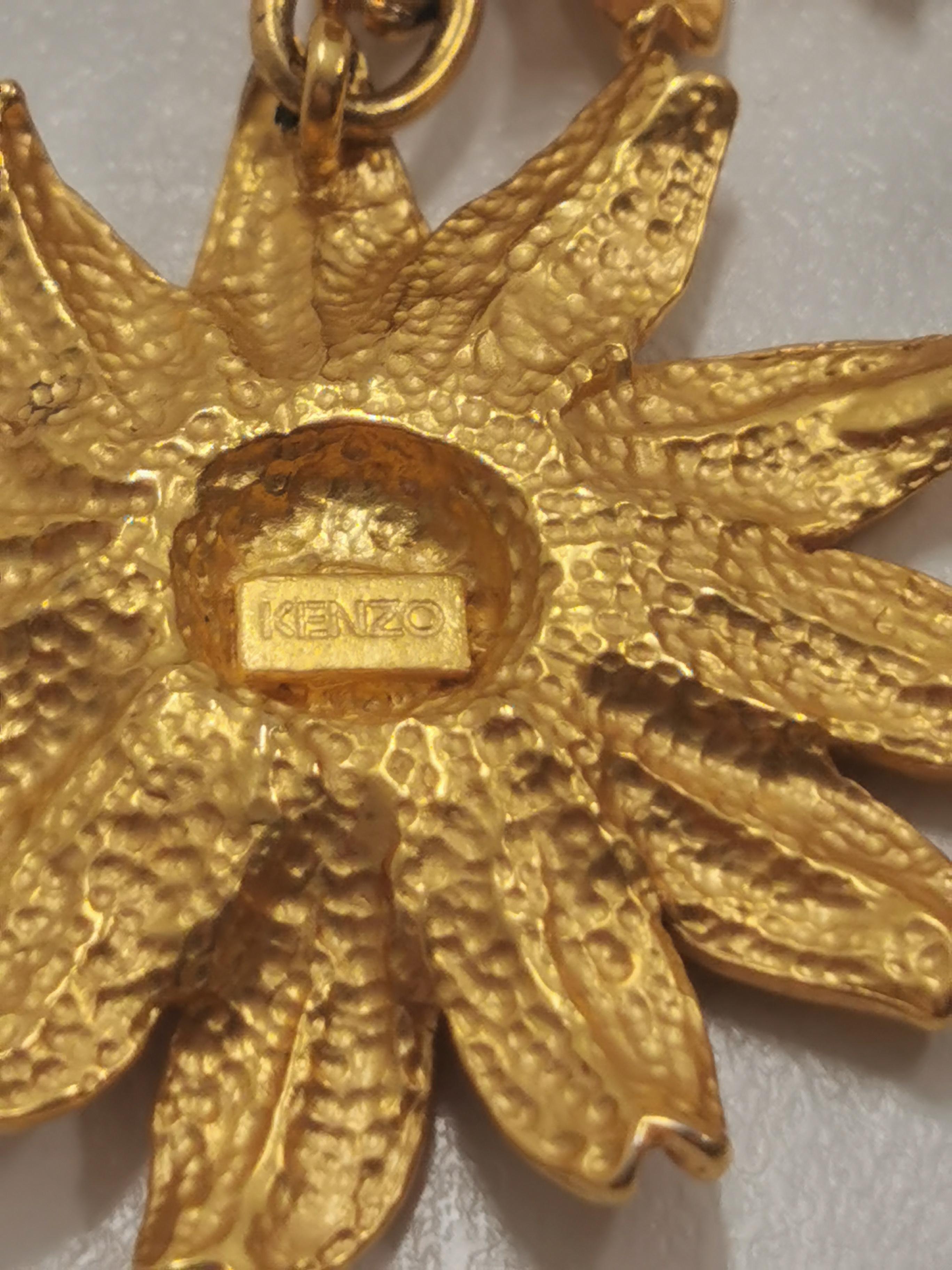 Vintage KENZO Gerbera Flower Dangle Clip-On Gilded Earrings In Good Condition For Sale In PUTNEY, NSW