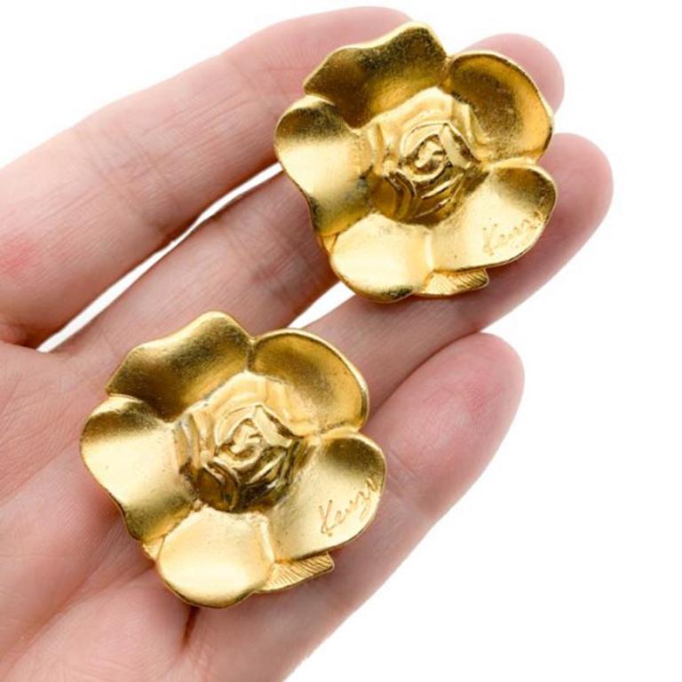 A wonderful floral gold pop with these French Vintage Kenzo Flower Earrings. Crafted in brushed gold plated metal and with a stylish 3D floral design. Signed. Approx. 3.2cm. A delightful and chic accessory. Should you choose to buy from us, we