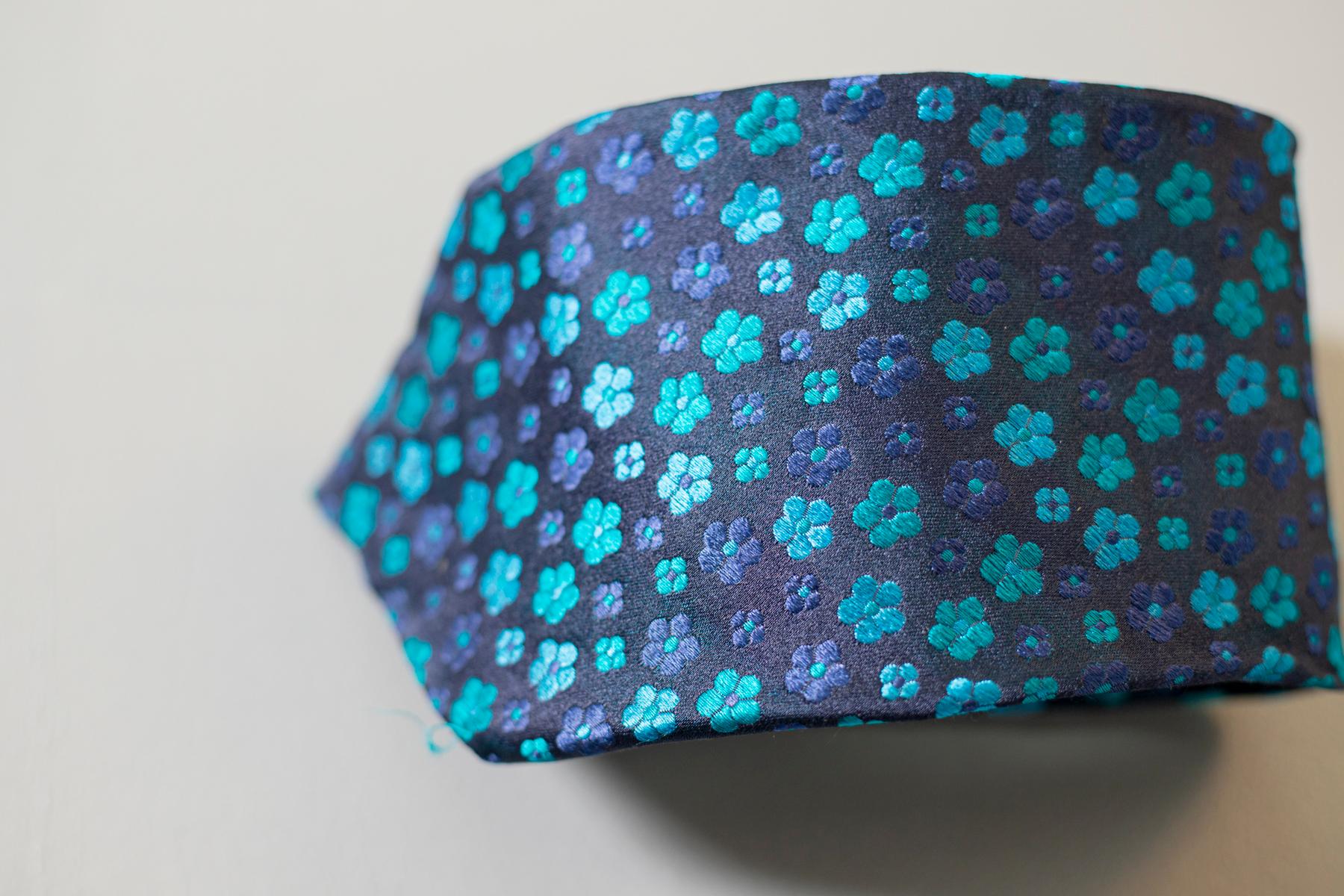 Bleu Kenzo - Cravate vintage en soie entièrement bleue avec fleurs, pour homme en vente