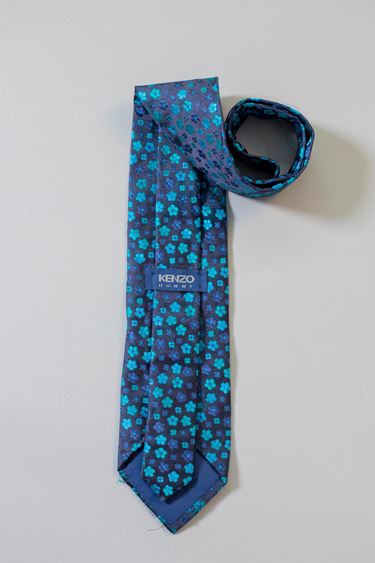 Kenzo - Cravate vintage en soie entièrement bleue avec fleurs, pour homme Bon état - En vente à Milano, IT