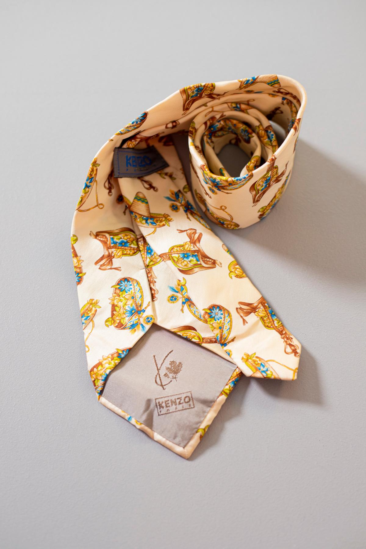Particular and bizarre, this tie designed by Kenzo, is made of silk. Decorated with particular designs, including sombreros, on a light beige background. This accessory is perfect for a person with a particular and extravagant character and look,