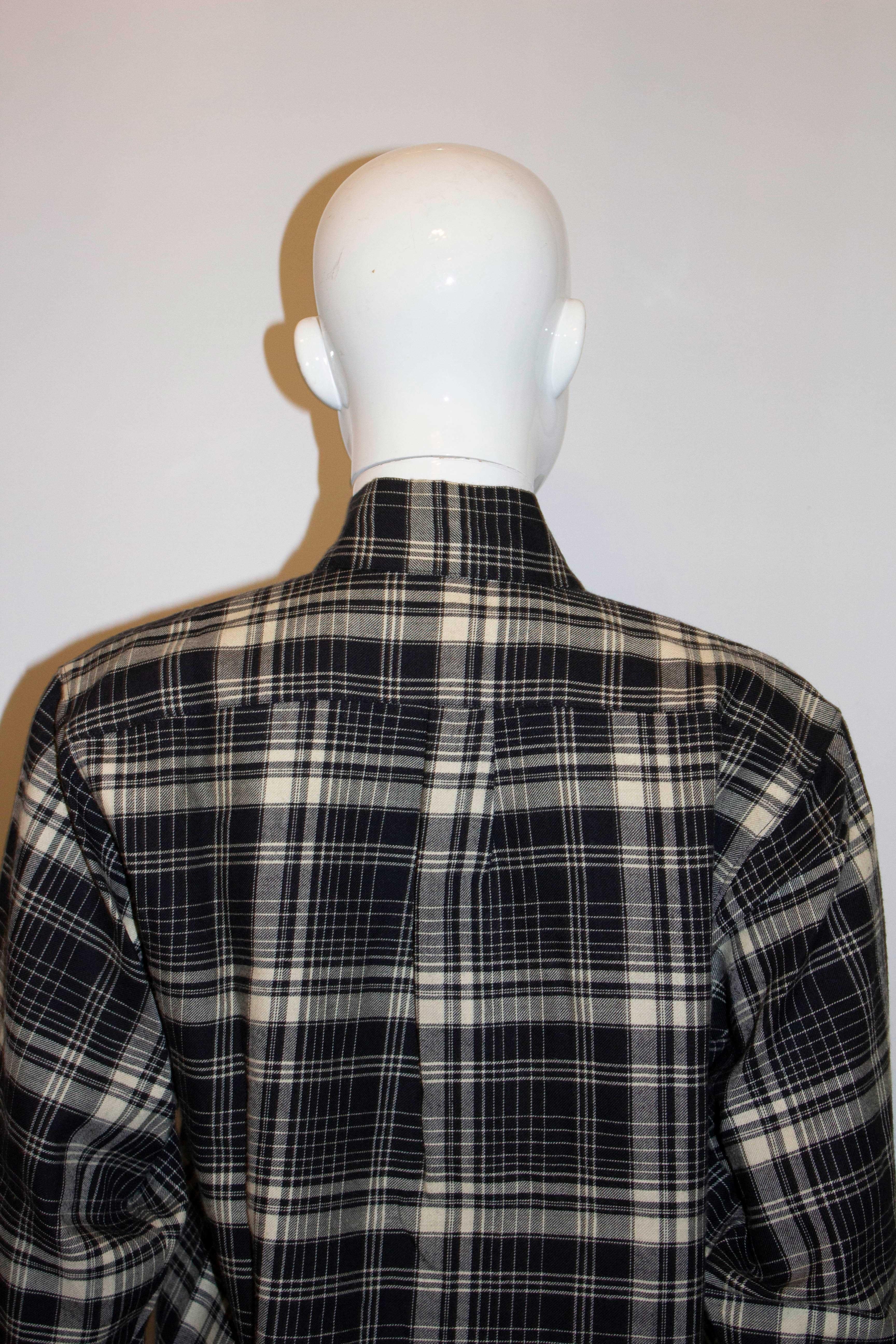 Une amusante chemise vintage de Kenzo Paris. La chemise est en mélange de coton et de laine, avec des manchettes à bouton unique, trois plis sur l'épaule et une enveloppe de style kimono intéressante sur le devant avec des détails en forme de