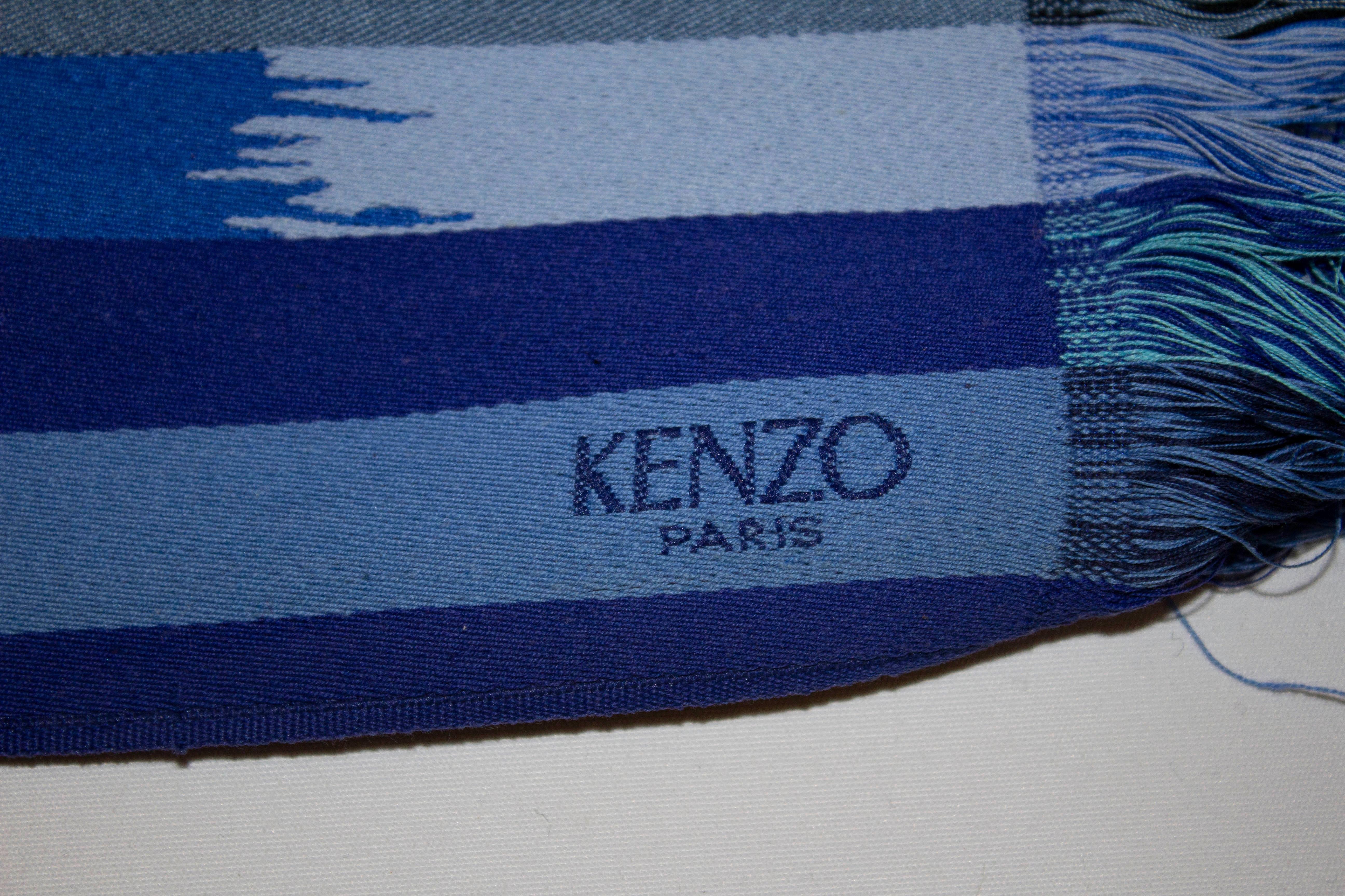 Une grande ceinture pour le printemps / été par Kenzo Paris. Cette ceinture de style obi est dans un miz à rayures bleues avec des détails à franges. Mesures : Hauteur 4 1/2'', longueur 76'' sans la frange.