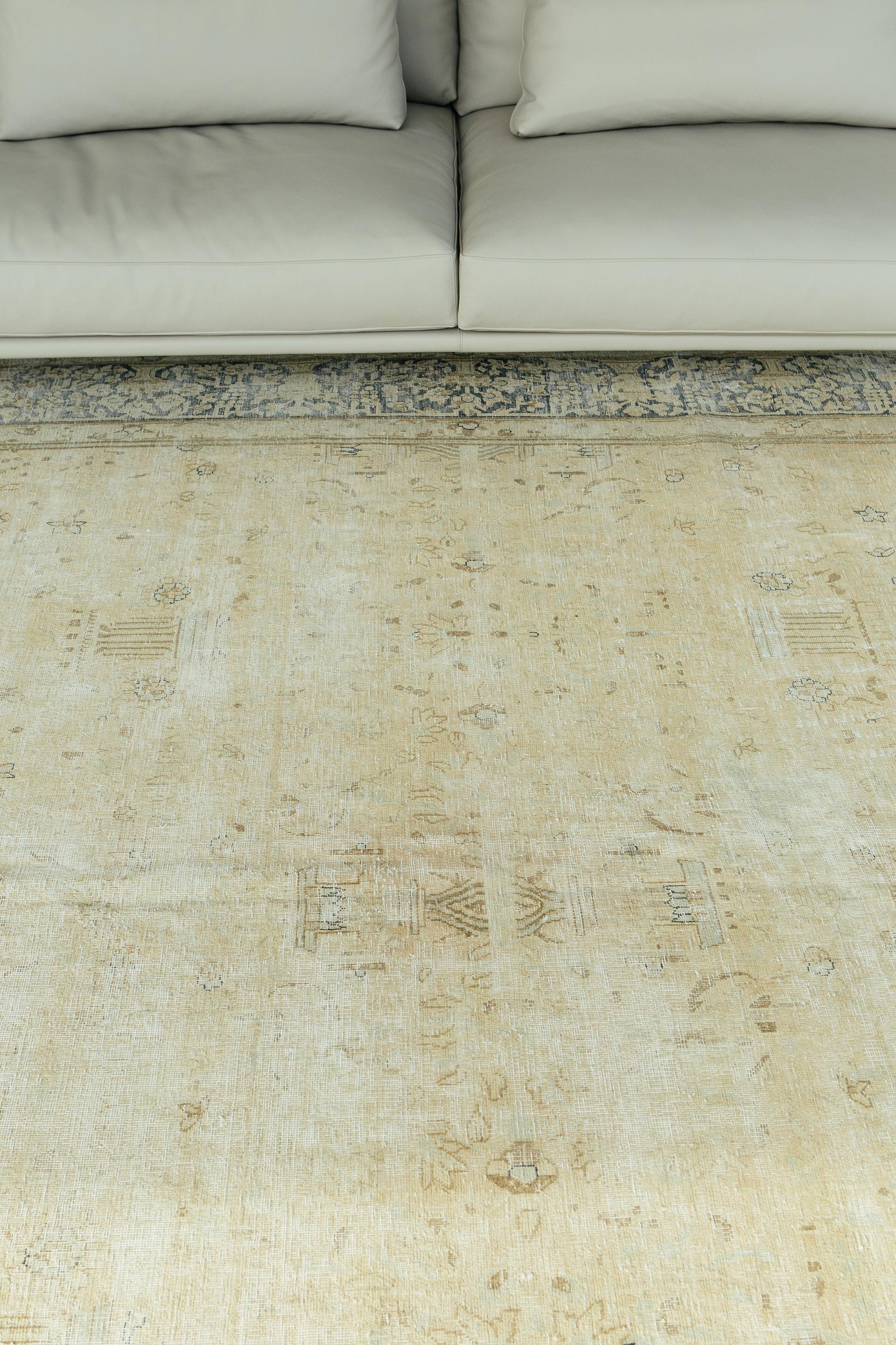 Wie viele alte Kerman Distressed-Teppiche ist auch dieser wunderschön verziert und kunstvoll gewebt und besitzt eine reife Schönheit, die anzieht und fesselt. Dieser strapazierte Kerman-Teppich zeigt ein großes beigefarbenes Allover-Muster, das von