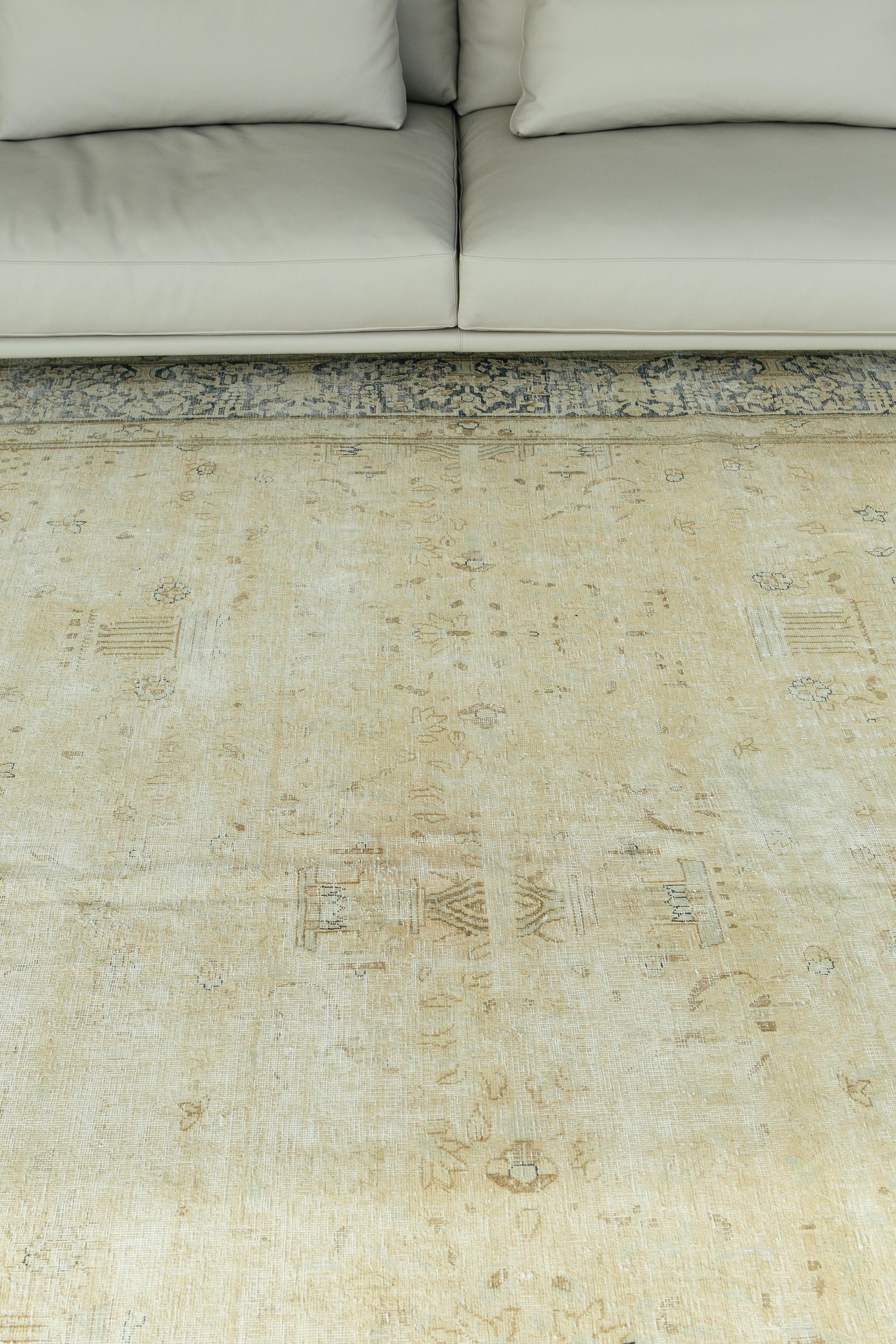Come molti tappeti vintage Kerman Distressed, questo è splendidamente ornato e abilmente tessuto, con una bellezza matura che attira e affascina. Questo tappeto Kerman invecchiato presenta un grande motivo beige all-over delimitato da un bordo blu