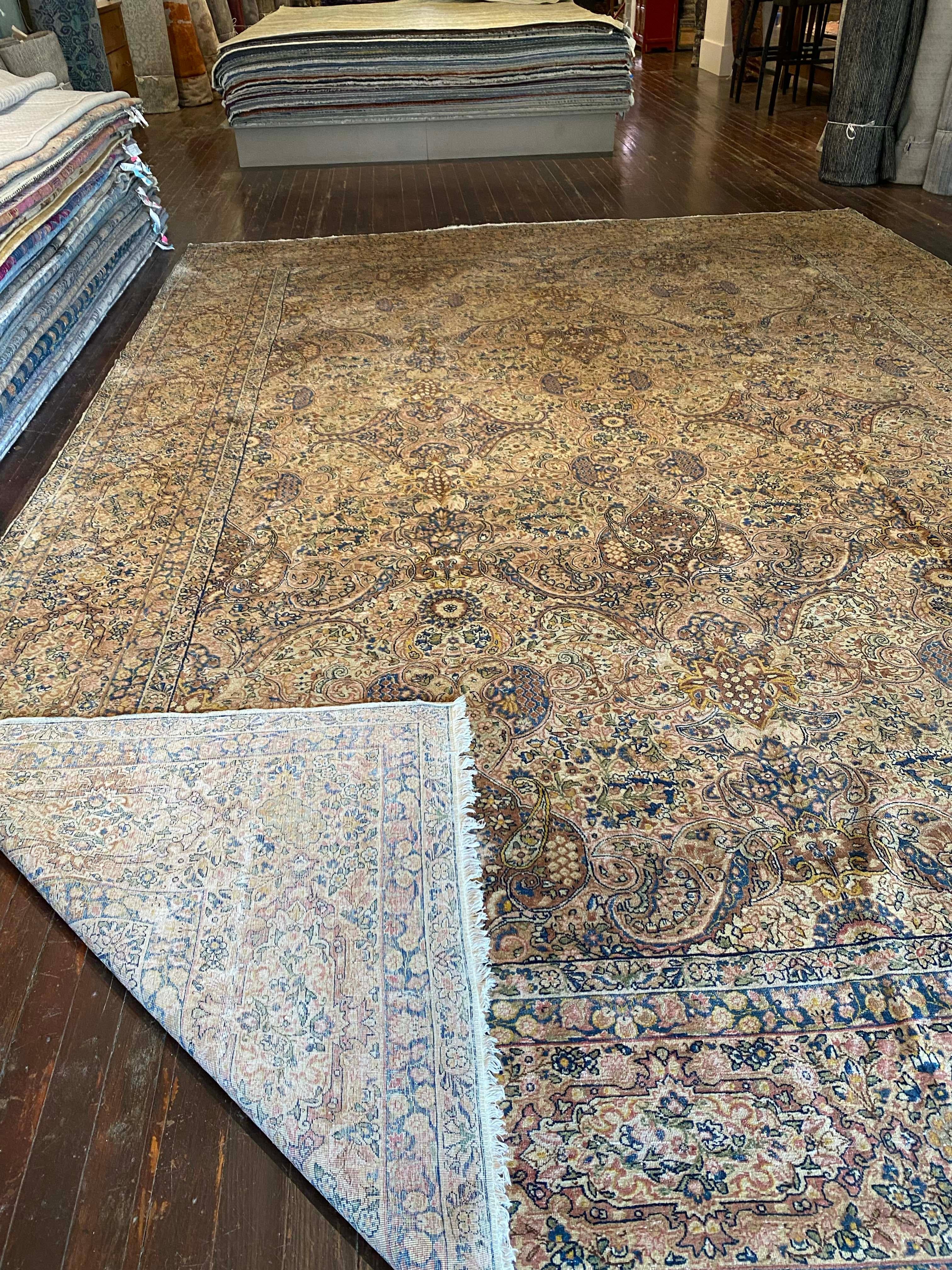 Vintage Kerman-Teppich aus dem Iran. Hundert Prozent Wolle, mit pflanzlichen und pflanzlichen Farbstoffen. Dieses persische Juwel zeigt ein ausgeprägtes, durchgehendes All-Over-Muster,
schön gealtert.

