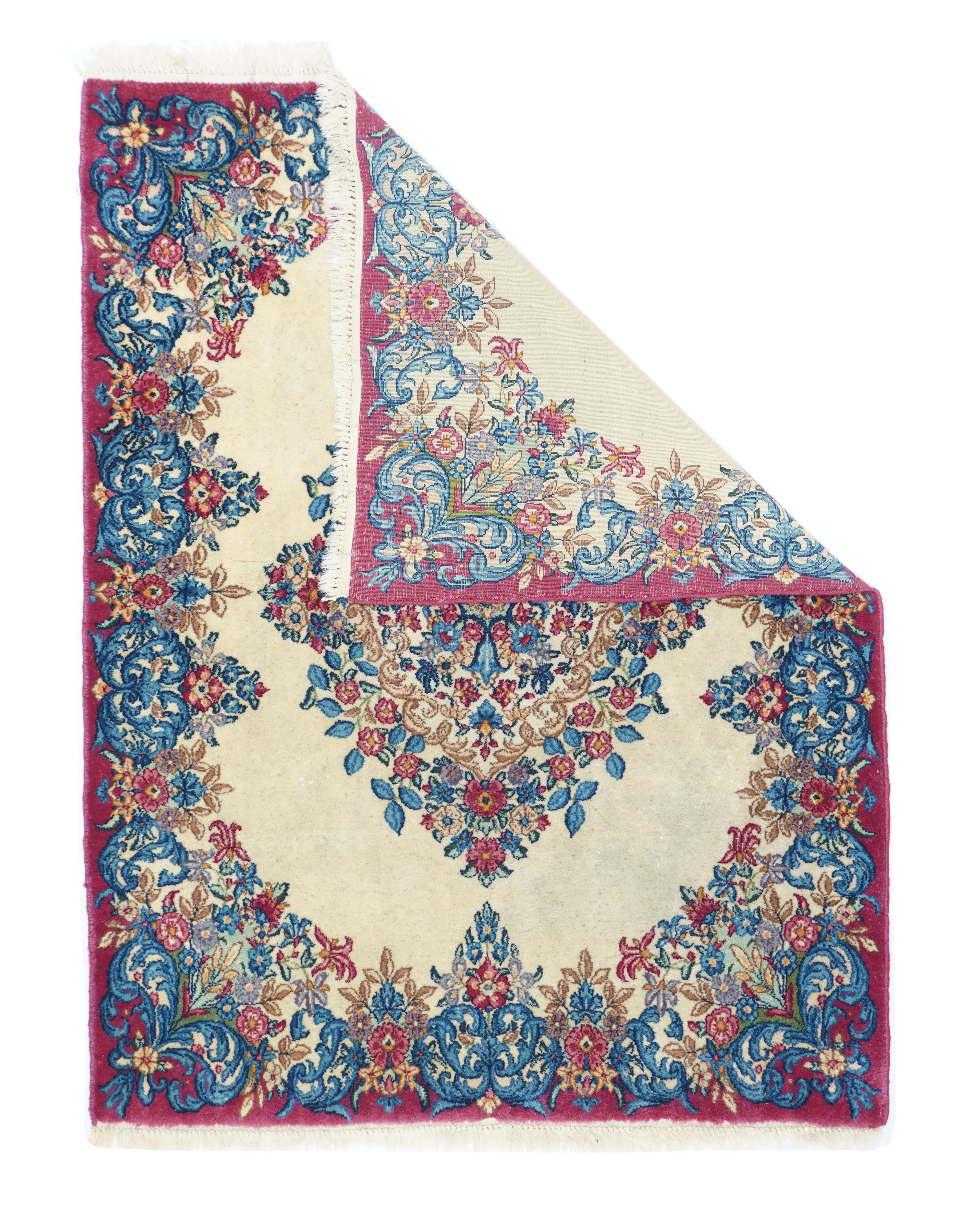 Vintage Kerman Lavar-Teppich¬†3'11'' x 5'3''. Das stroh- und elfenbeinfarbene, offene Feld dieses südpersischen urbanen Streubildes zeigt ein komplexes Blumenmedaillon mit hellblauen Rosetten und Blumenkränzen, die in Rot, Rosa, Hellblau und