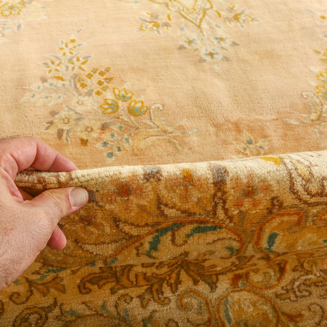 Vintage Kerman Lavar Teppich in Wolle und Baumwolle 13'9 X 9'7

Wichtige Details:
Flor: Wolle
Fundament: Baumwolle
Herkunft: Kerman Lavar
Entwurf: OPEN FIELD
Ungefähres Alter: 65 JAHRE
Qualität (KPI): 225
Zustand: Gut
Abmessung: 13'9 x