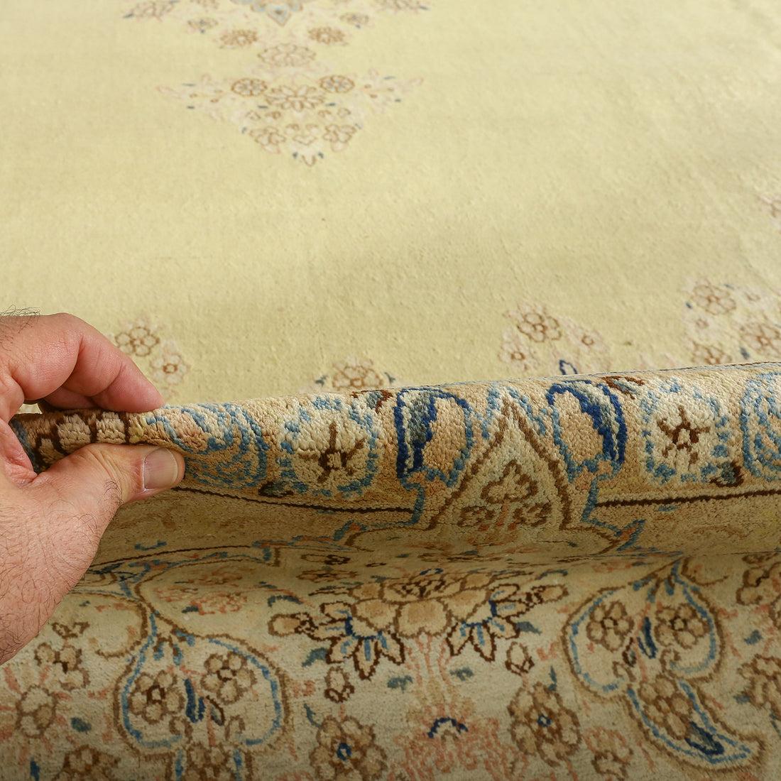 Vintage Kerman Lavar Teppich in Kork und Baumwolle 16' X 11'7

Wichtige Details:
Stapel: Kork(BABY LAMB WOOL)
Fundament: Baumwolle
Herkunft: Kerman LAVAR
Entwurf: OPEN FIELD
Ungefähres Alter: 70 JAHRE
Qualität (KPI): 400
Zustand: Gut
Abmessung: 16'