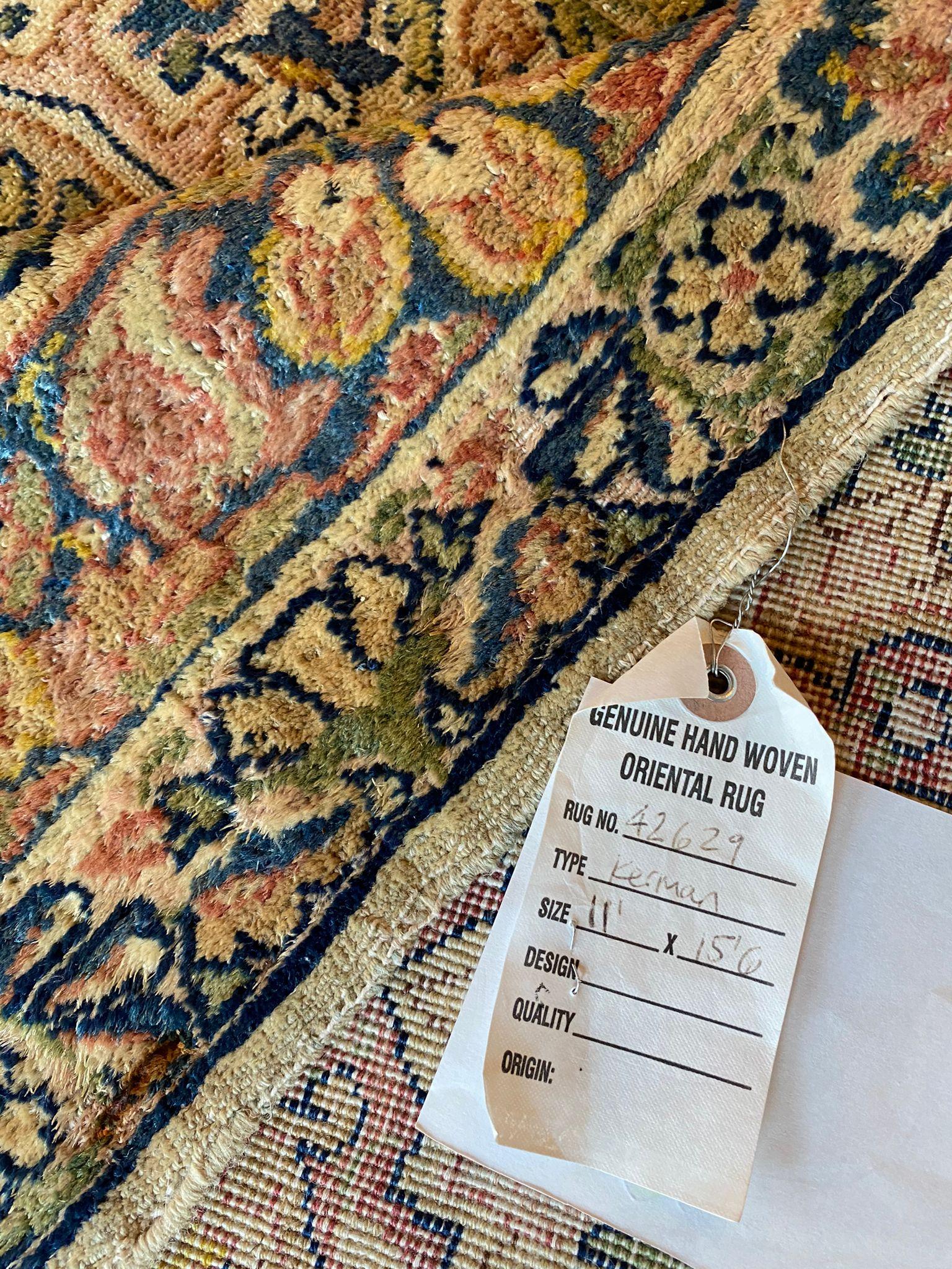 Kerman Persischer Vintage-Teppich im Zustand „Gut“ im Angebot in Providence, RI