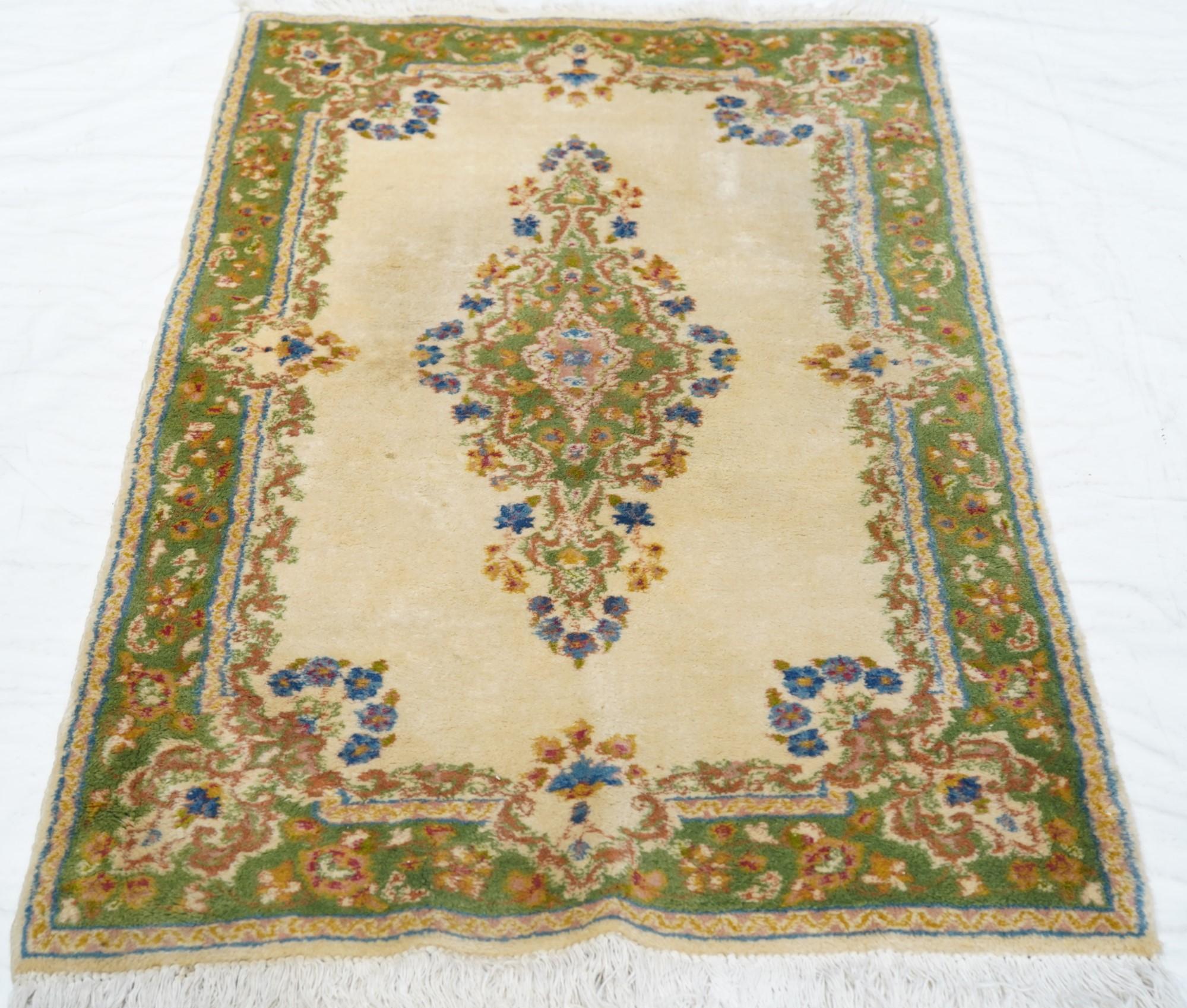 Kerman-Teppich im Vintage-Stil, 3' x 4'11'' im Angebot 3