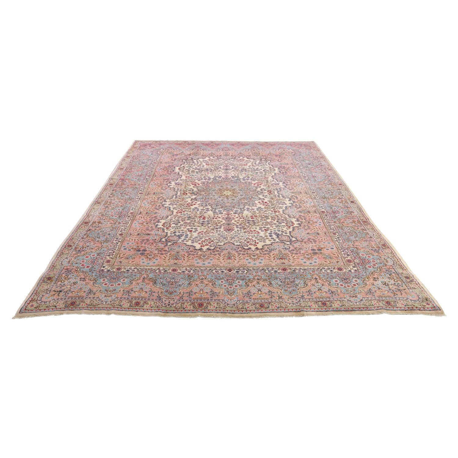 Les tapis de Kerman sont des tapis persans originaires de la ville de Kerman, dans le sud-est de l'Iran. Ces tapis sont réputés pour leur artisanat exceptionnel, leurs designs/One complexes et leur qualité luxueuse, ce qui les rend très prisés dans