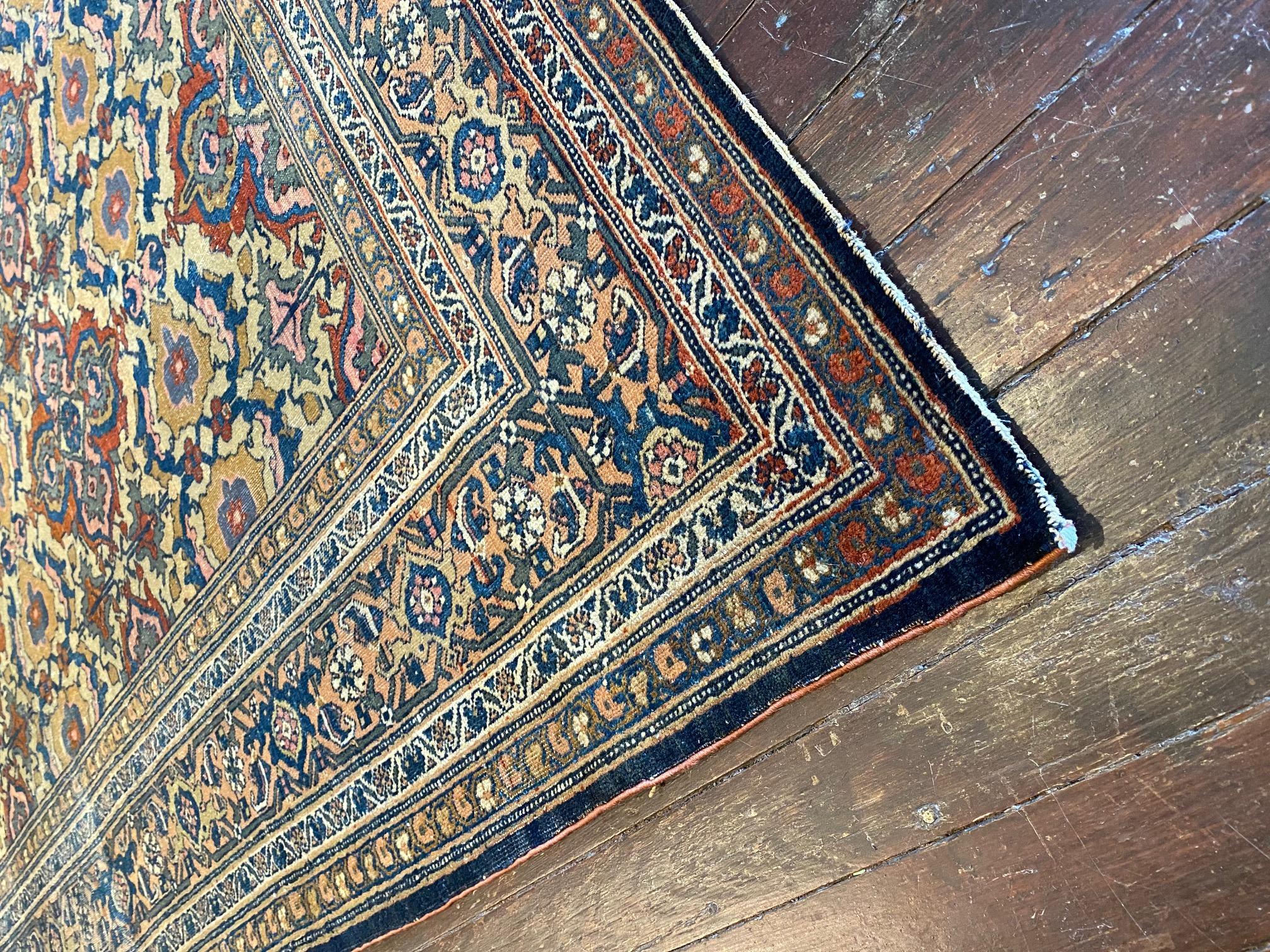 Schöner Vintage-Teppich aus Kermanshah. Pflanzliche und pflanzliche Farbstoffe, 100% feine Wolle.
Illustriert den Höhepunkt der Teppichweberei in ihrer Tugendhaftigkeit. Es hat eine enorme Bandbreite an harmonisierenden Farben und ein seltenes