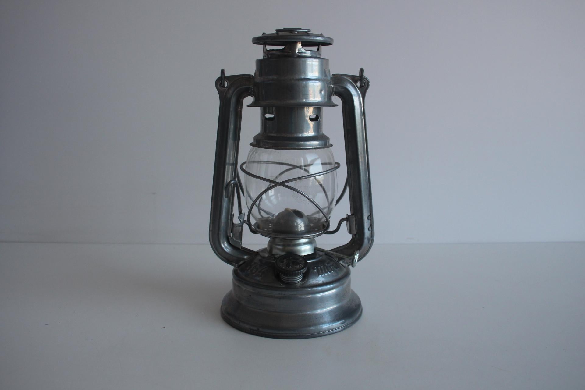 Vecchia lampada a cherosene dal design in metallo con cilindro in vetro e regolazione dello stoppino.
Ideale come decorazione per gli amanti dello stile vintage.
Materiale: Metallo, vetro
Carburante: cherosene
Buone condizioni originali