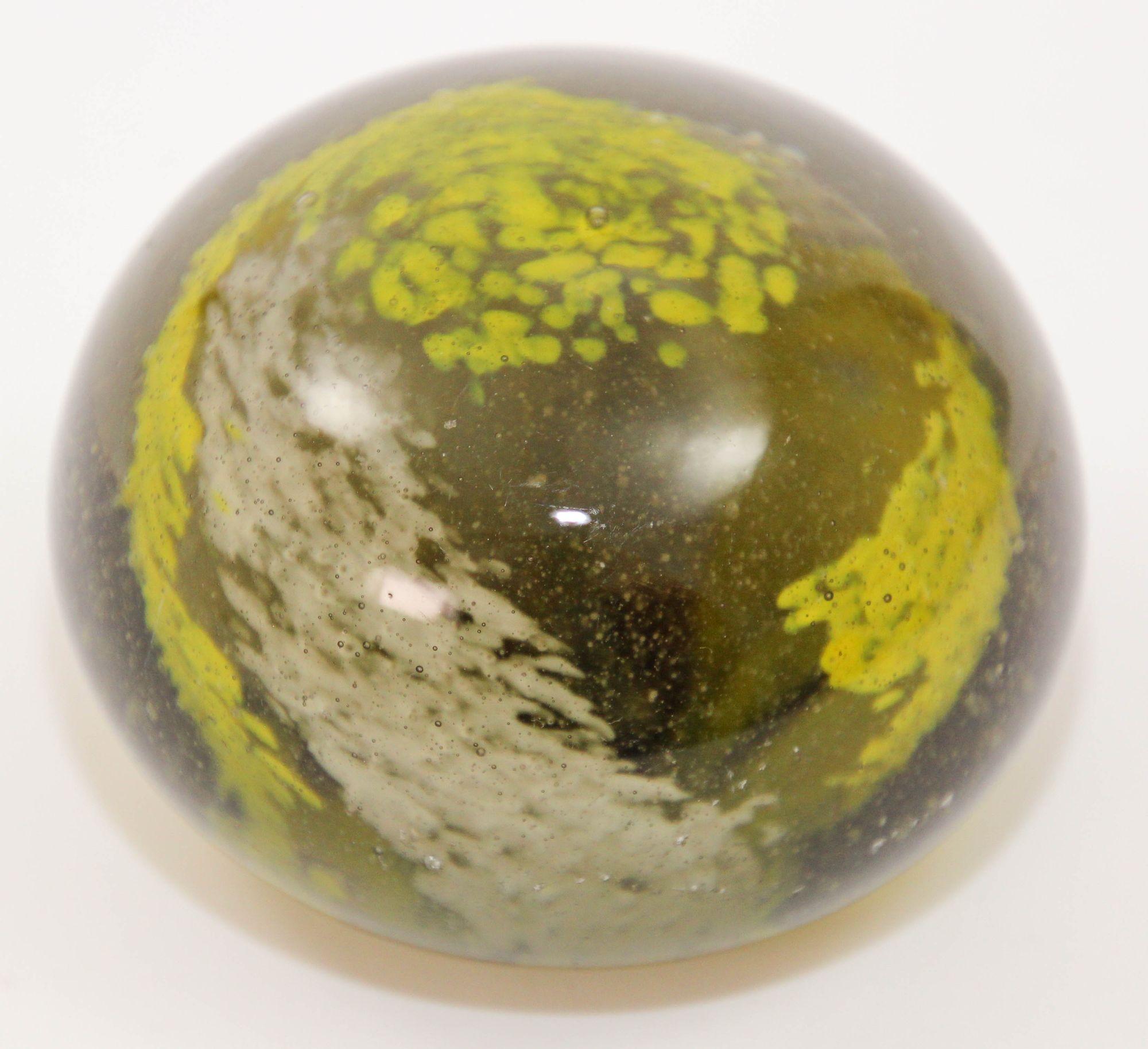 Vintage Kerry art glass paperweight hand blown in dark olive green, yellow and white colors with small bubbles.
Hand crafted in Ireland, circa 1980s.
No Hallmark.
Measures: diameter 3 inches, height 2.25 inches.