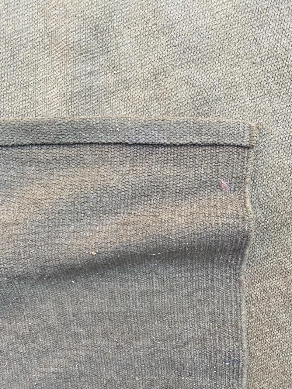 Khakifarbener moderner indischer Flachteppich im Angebot 4