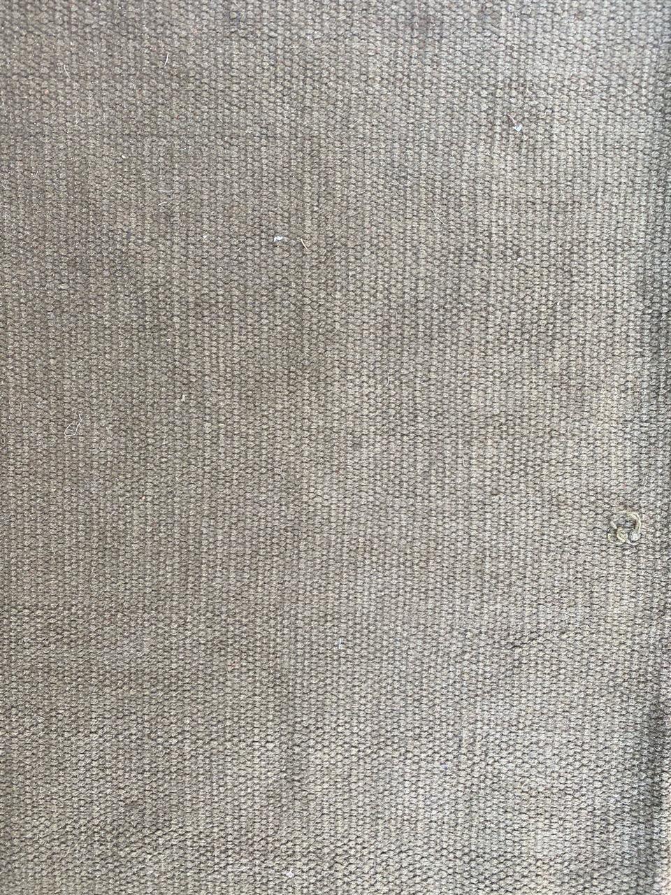 Khakifarbener moderner indischer Flachteppich (20. Jahrhundert) im Angebot