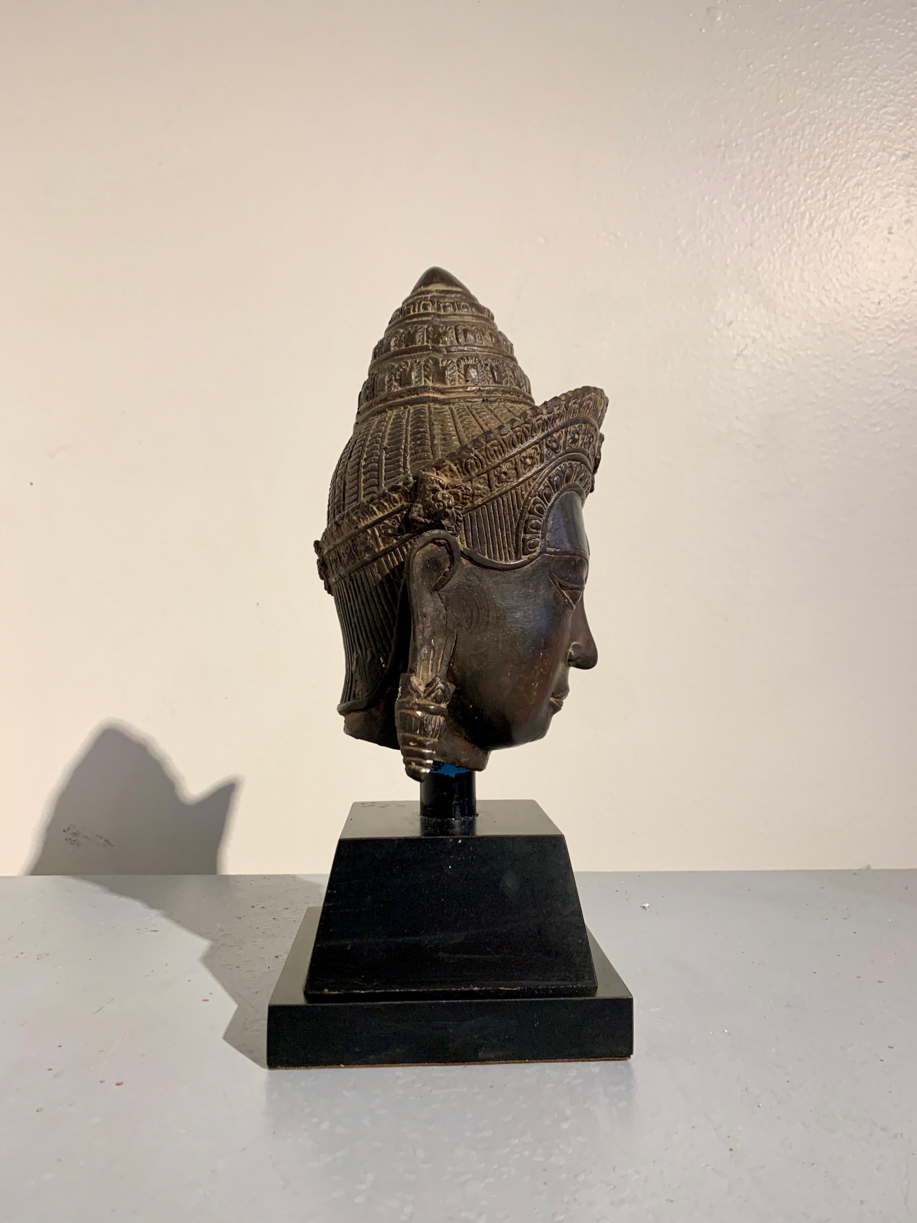 Vintage Khmer Cast Bronze Head of Shiva, Angkor Wat Style, 1970's, Thailand In Good Condition For Sale In Austin, TX