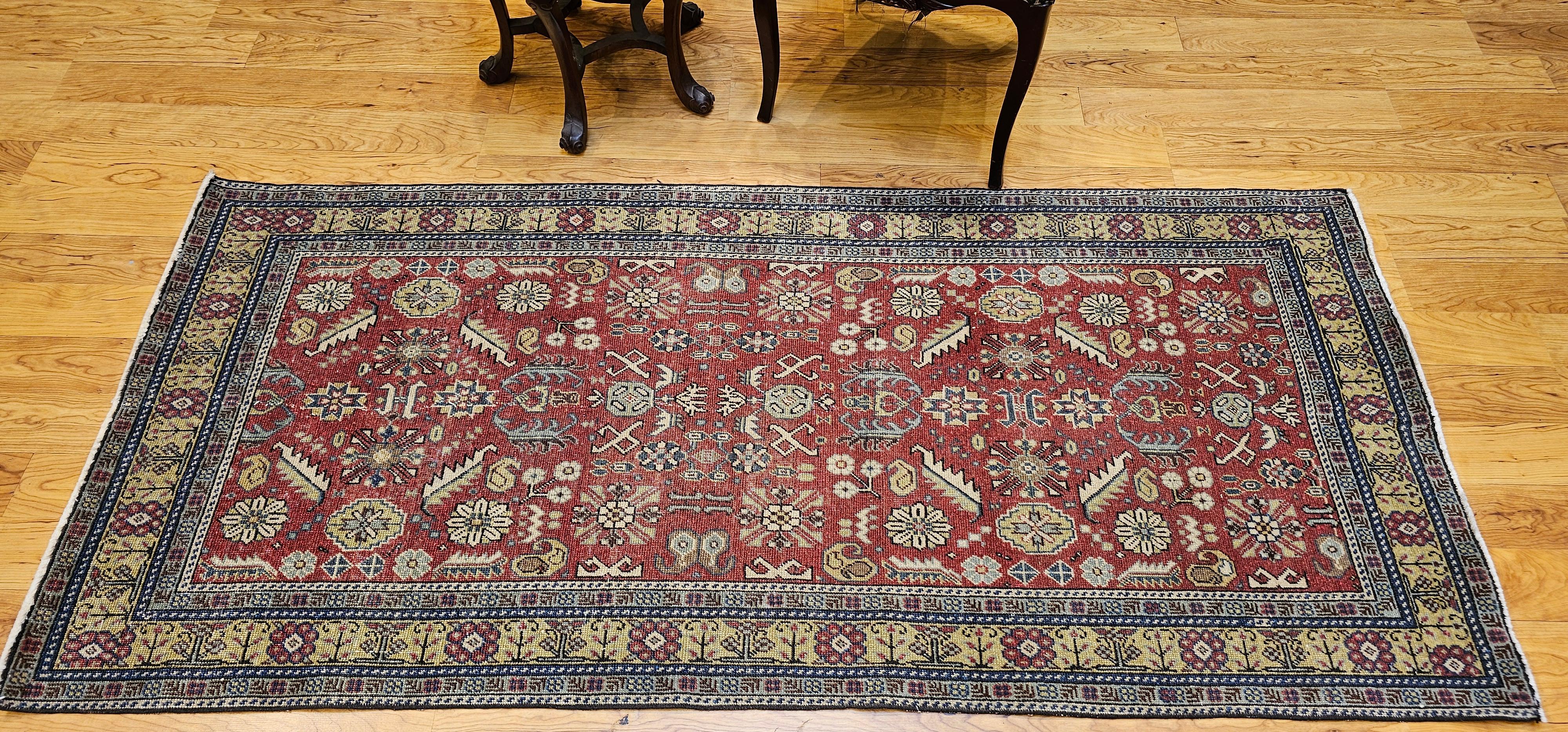 Tappeto vintage Khotan con motivo geometrico alllover su rosso mattone, giallo e avorio in vendita 4