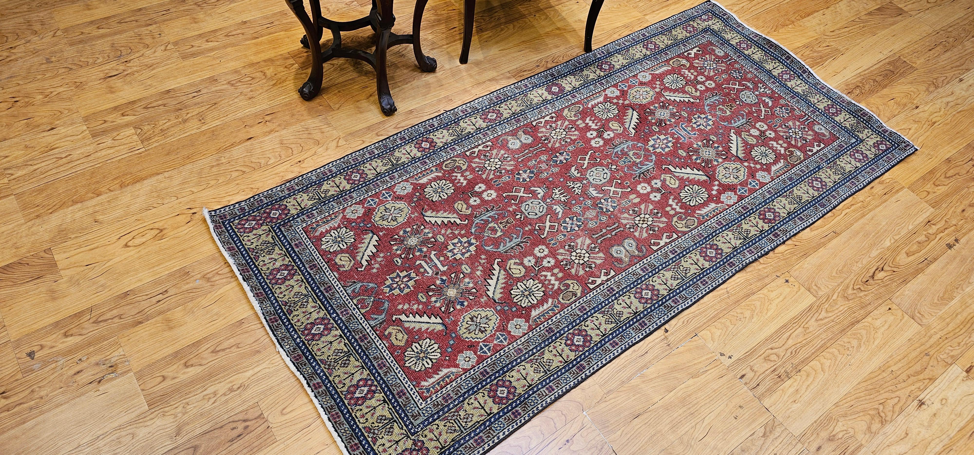 Tappeto vintage Khotan con motivo geometrico alllover su rosso mattone, giallo e avorio in vendita 5